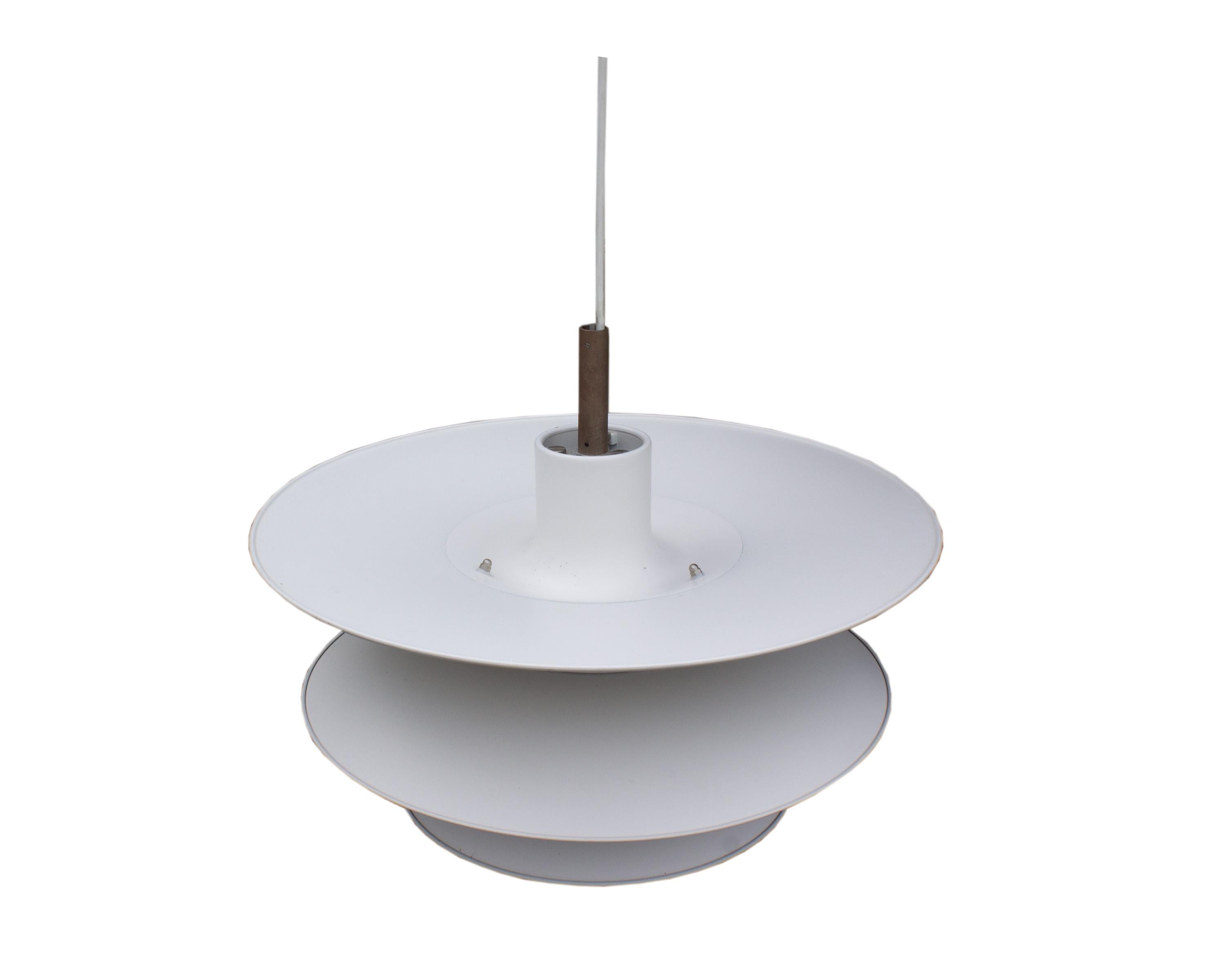 Une lampe suspendue PH6 du designer danois Poul Henningsen (1894-1967) pour Louis Poulsen. Ce luminaire, de couleur blanche, reprend le design emblématique des suspensions Louis Poulsen avec des superpositions distinctes. Les trois couches