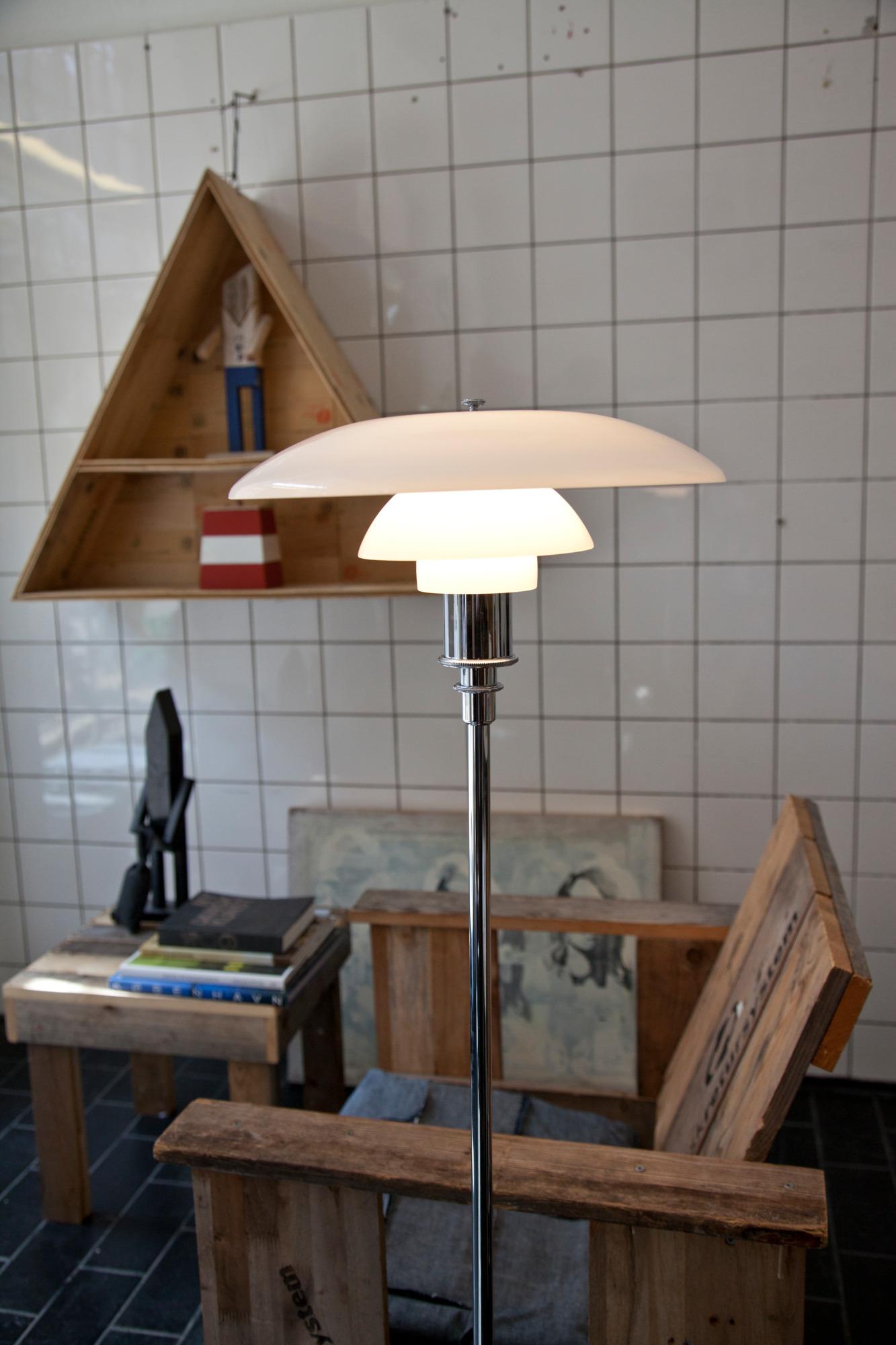 Scandinave moderne Poul Henningsen PH 3½-2½ Lampadaire en verre opalin et chrome pour Louis Poulsen en vente