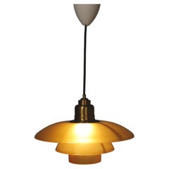 Lampe  suspension Poul Henningsen en verre ambr et laiton, modle PH 3/ 1/2-3, Danemark