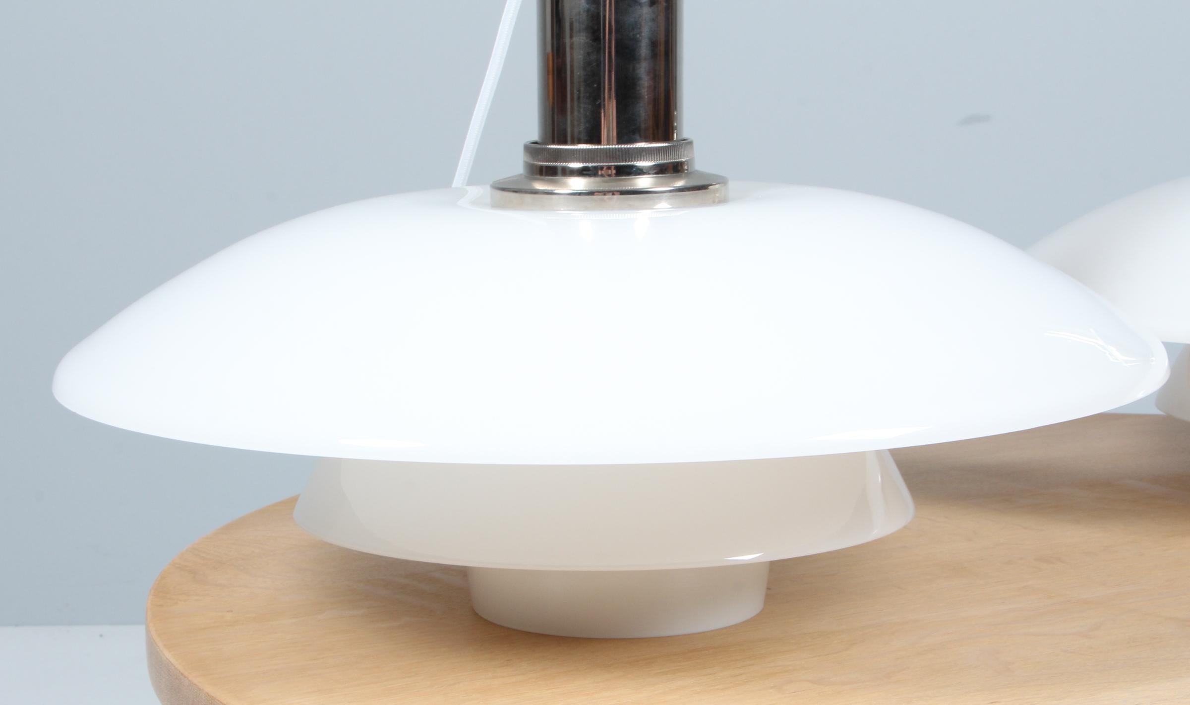 Metà XX secolo Pendagli di Poul Henningsen in vetro opalino. 4½/4 in vendita