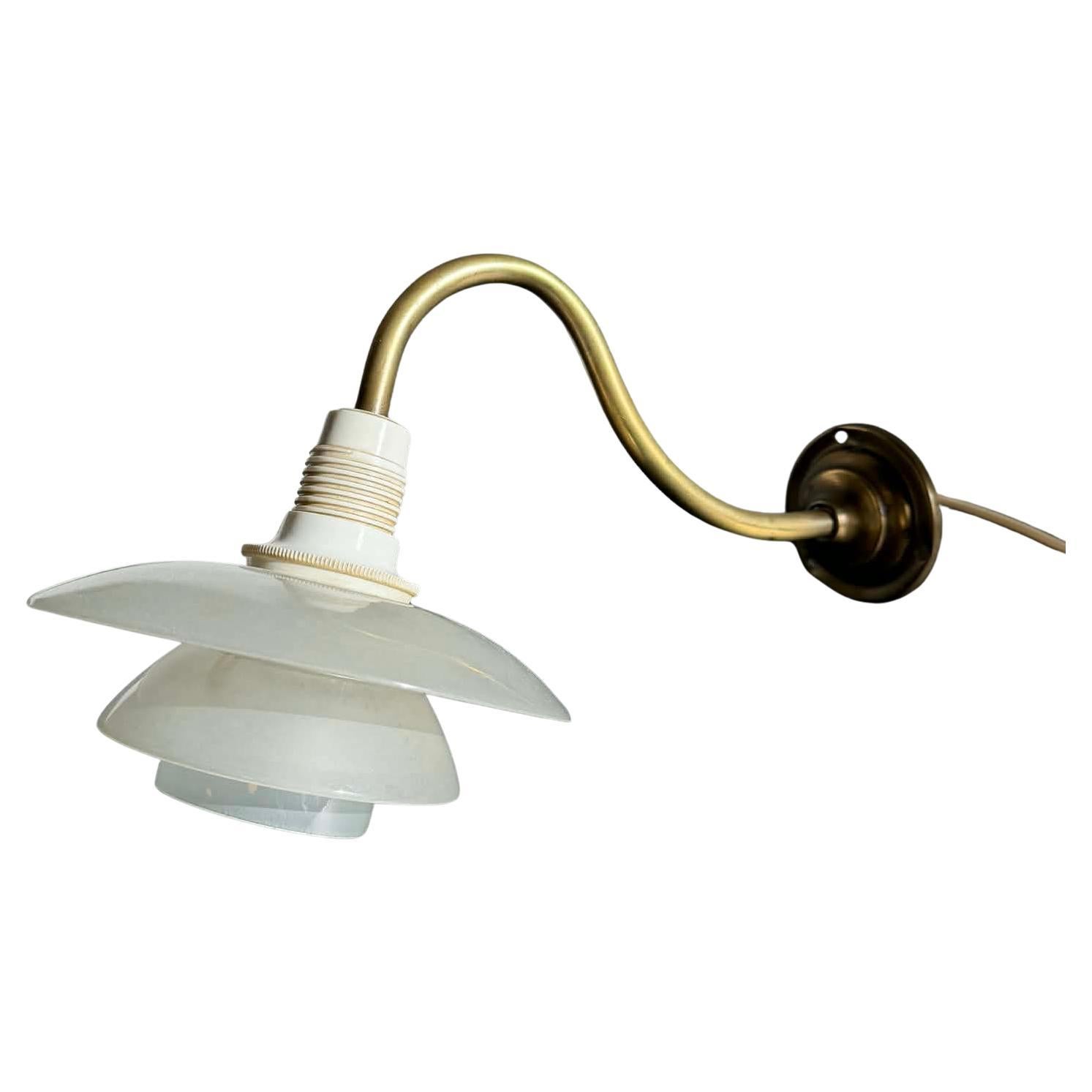 Poul Henningsen PH 1/1 Wall Lamp in White Bakelite and Frosted Glass For Sale
