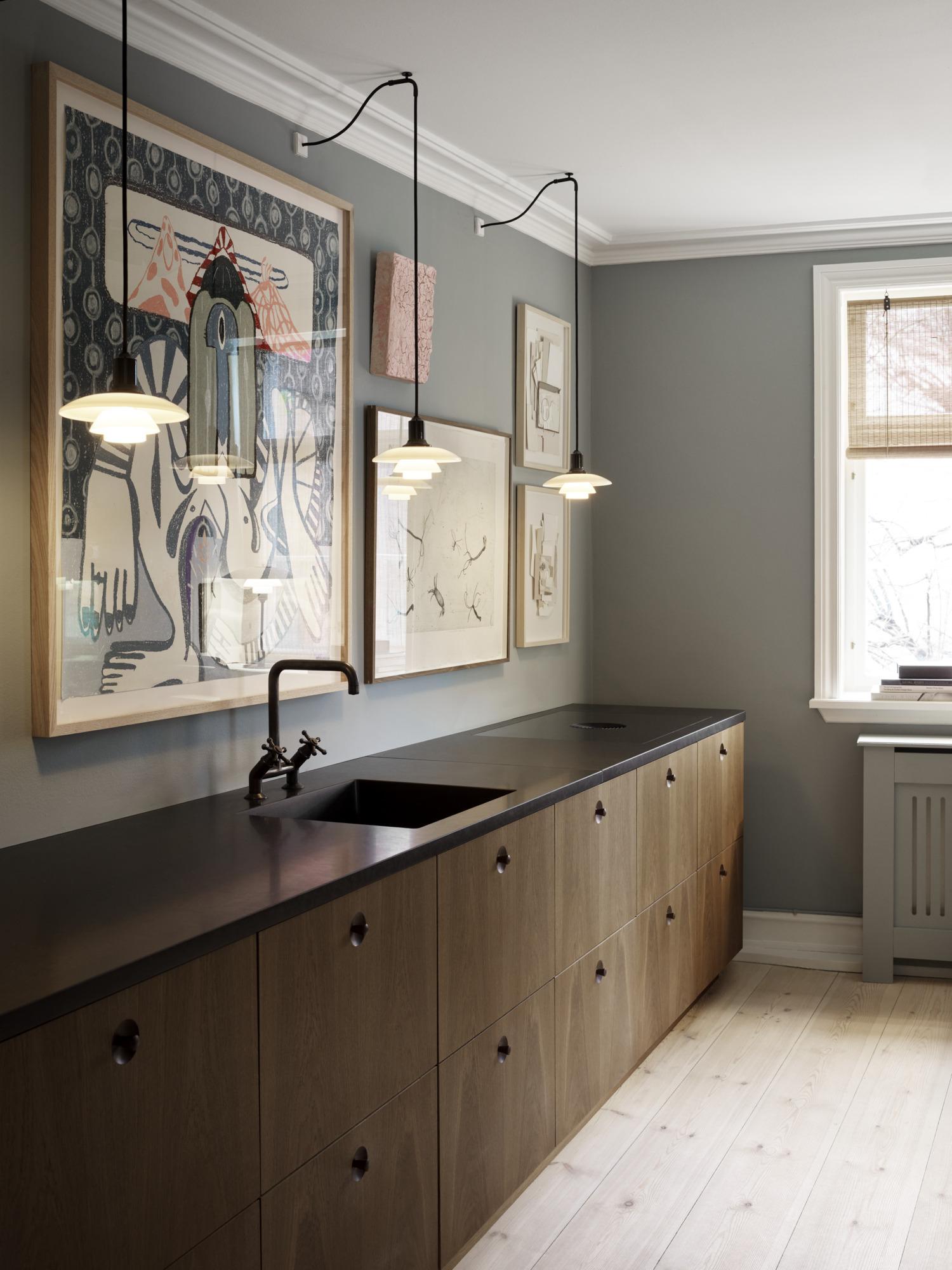Poul Henningsen PH 2/1 per Louis Poulsen in vetro metallizzato nero. Eseguito in vetro opalino bianco e cornice metallizzata nera. L'aspetto industriale della superficie metallizzata scura offre un look audace e sobrio. I paralumi in vetro opalino