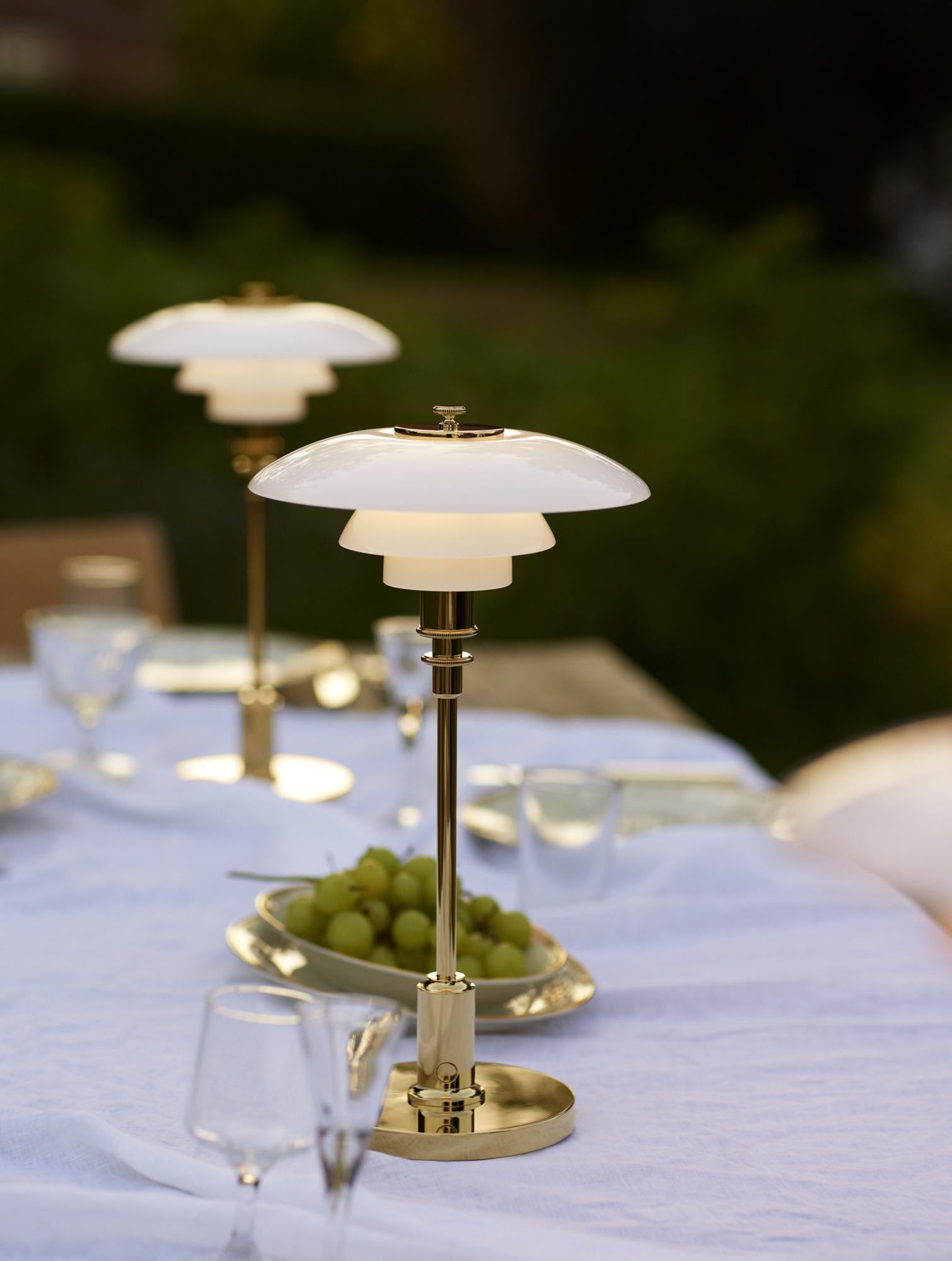 Scandinave moderne Lampe de table portable en verre Poul Henningsen PH 2/1 pour Louis Poulsen en laiton en vente