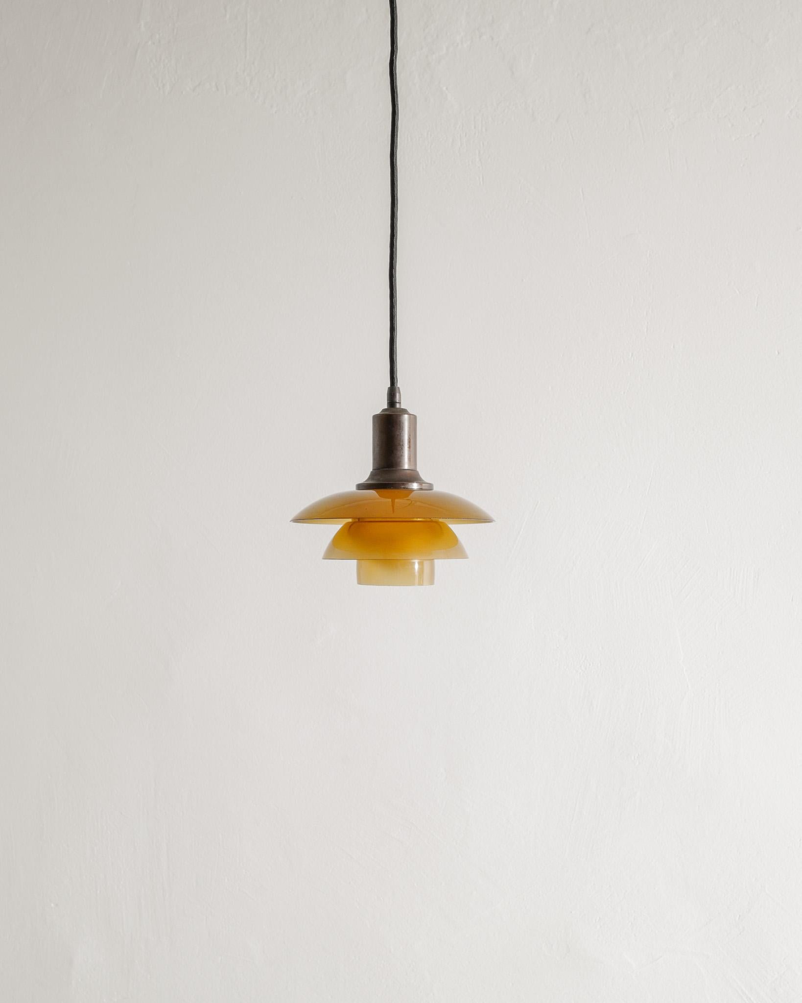 Un très rare plafonnier danois moderne du milieu du siècle dernier en laiton patiné avec un ensemble complet et original d'abat-jour de couleur ambre, y compris le bol inférieur souvent manquant. En excellent état d'origine, avec les importants