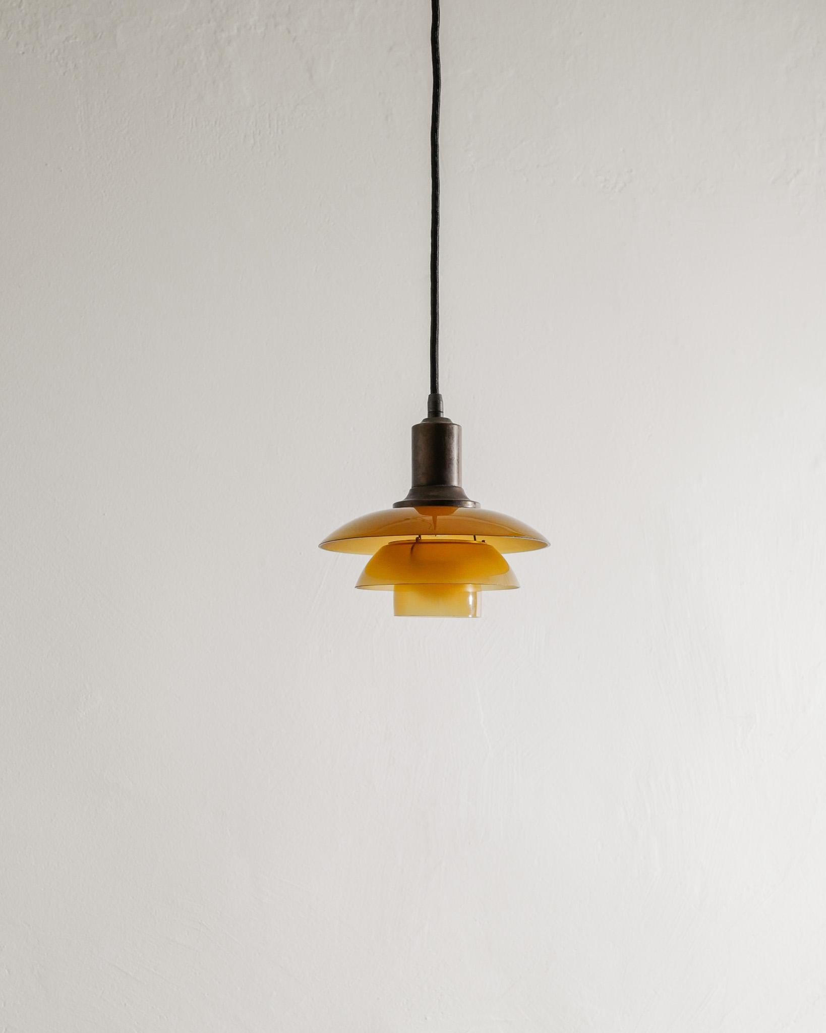Scandinave moderne Pendentif en laiton ambré 