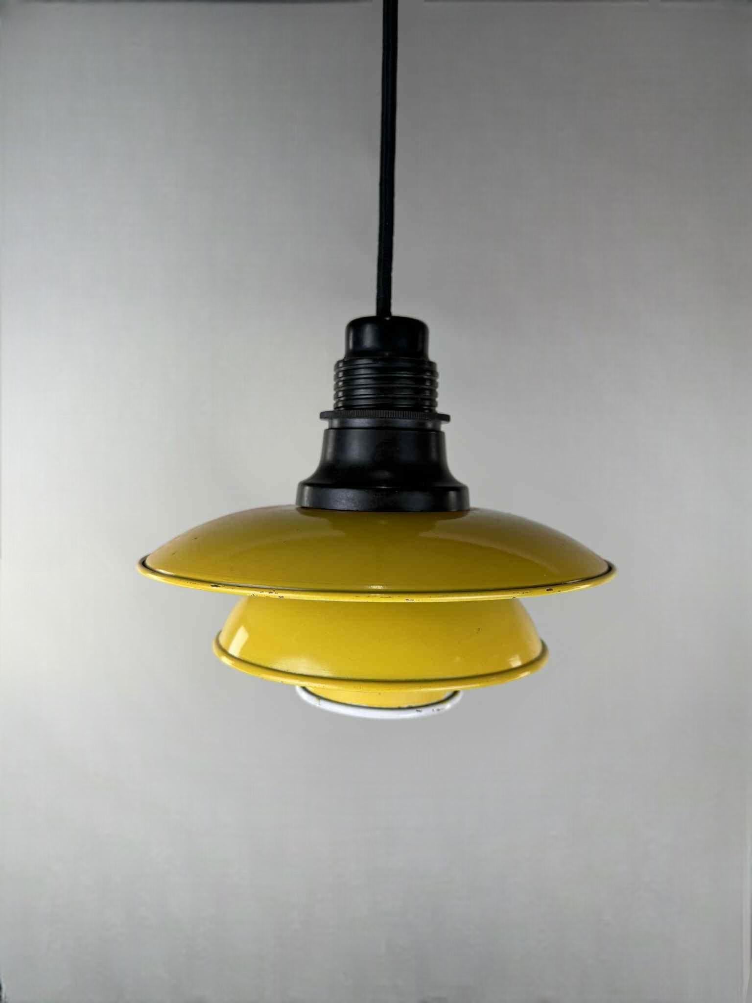 Lampe à poser Poul Henningsen PH-2/2 - Louis Poulsen
Rare lampe Poul Henningsen PH-2/2,
Ce modèle élégant est doté d'un abat-jour en cuivre peint et crée la lumière douce et sans éblouissement qui fait la renommée de Henningsen.

Dimensions