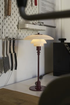 Lampe de table « PH 3/2 » de Poul Henningsen, en verre bordeaux brillant, pour Louis Poulsen