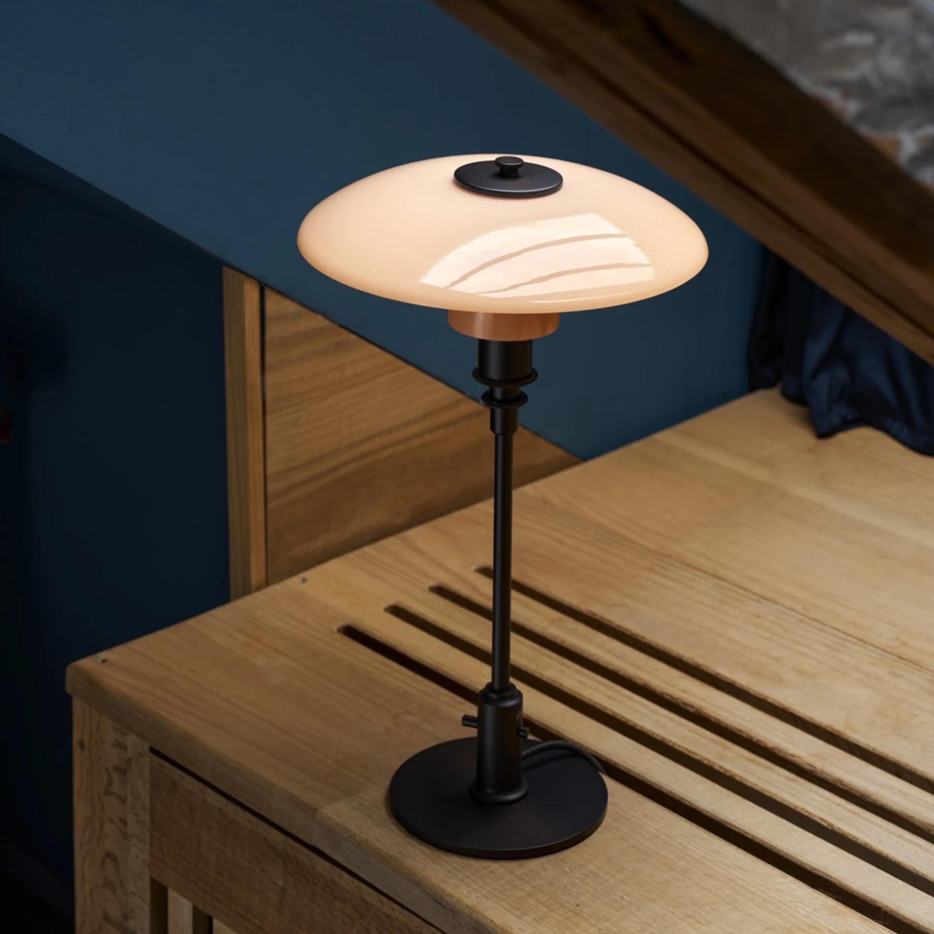 Poul Henningsen 'PH 3/2' Lampe de table en verre opale et terre cuite, édition limitée 

La très appréciée lampe de table PH 3/2 de Poul Henningsen a contribué à établir de nouvelles normes en matière d'efficacité de l'éclairage des lampes de table.