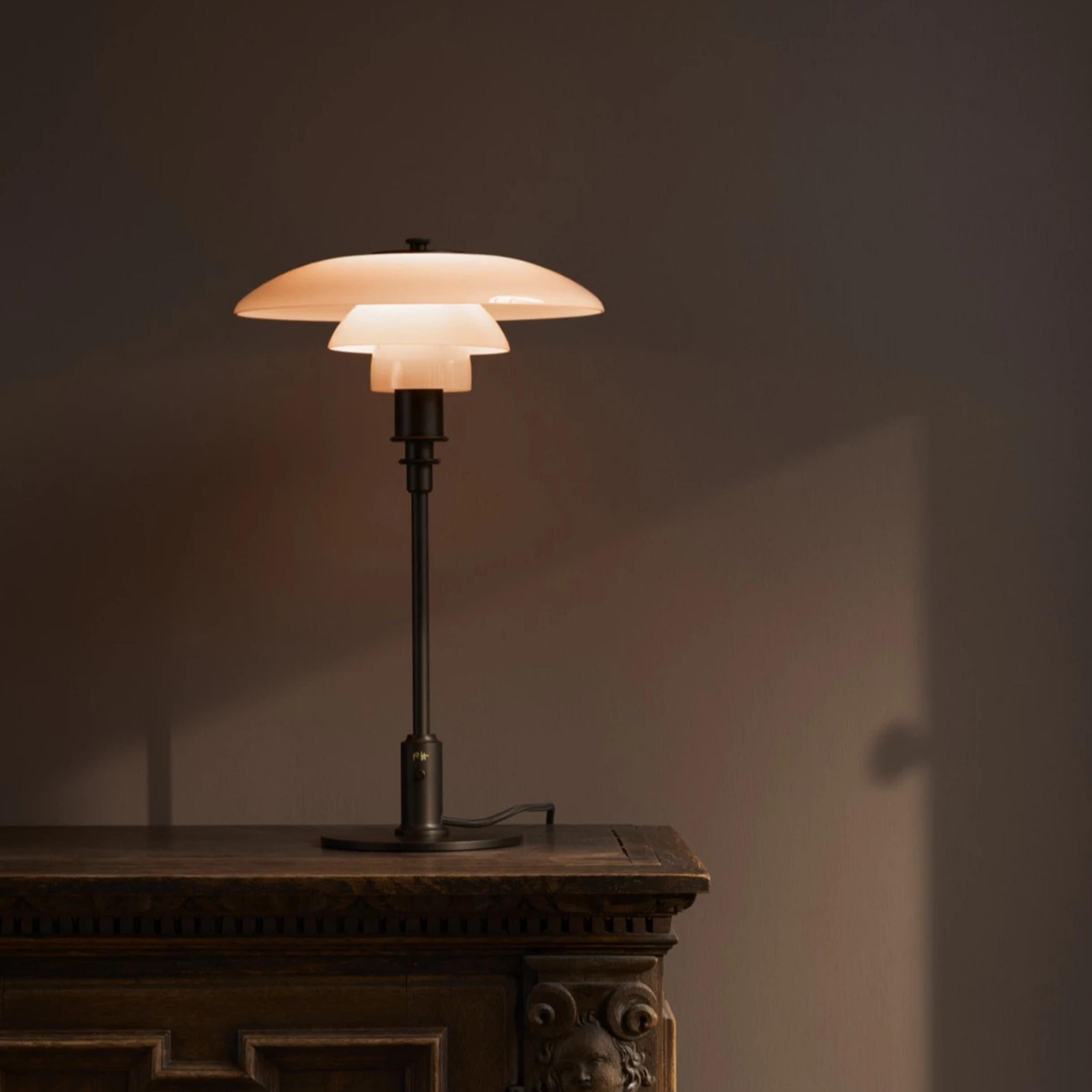 Laqué Poul Henningsen 'PH 3/2' Lampe de table en verre opale et terre cuite, édition limitée en vente