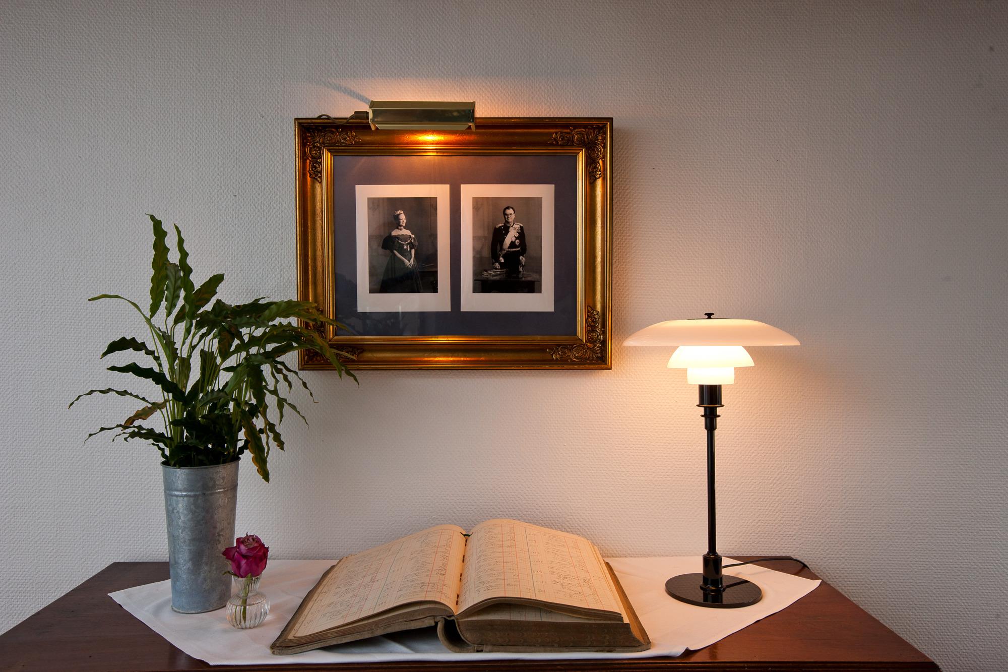 Poul Henningsen PH 3/2 Opaline Glass Table Lamp for Louis Poulsen in Black For Sale 8