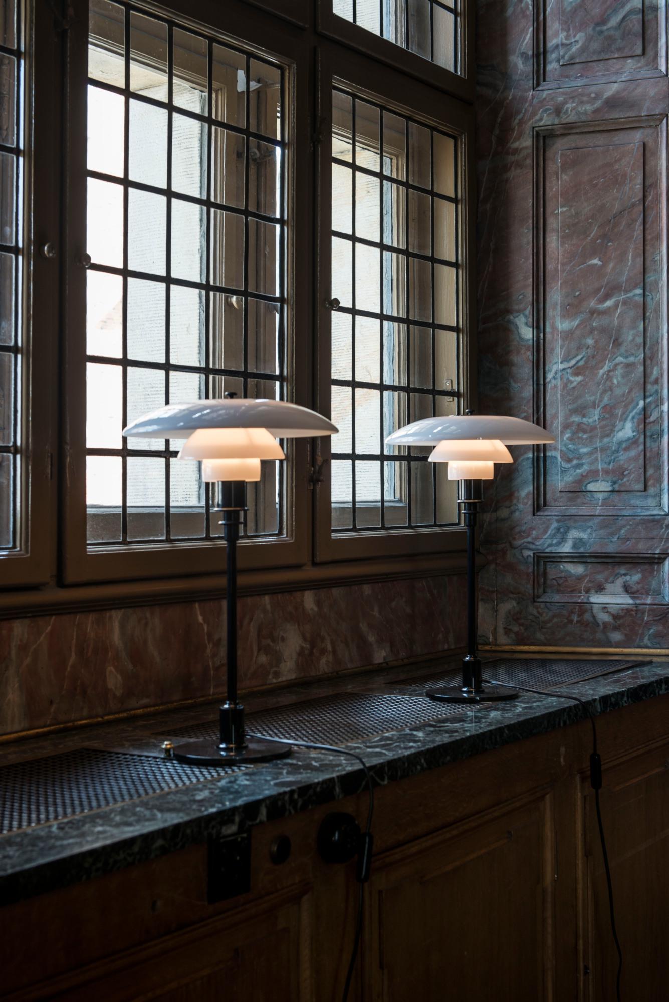 Lampe de table en verre opalin PH 3/2 de Poul Henningsen pour Louis Poulsen en noir.

Le design légendaire de Poul Henningsen découle de son propre et brillant système à trois abat-jour datant de la fin des années 1920. Le design original de