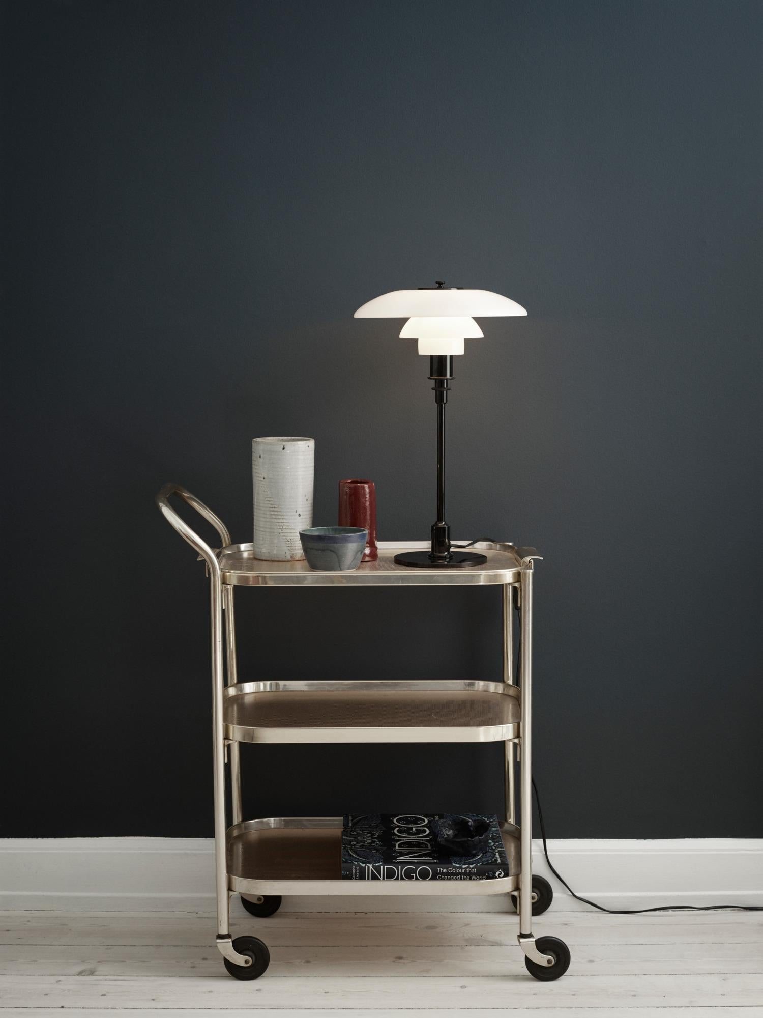 Scandinave moderne Lampe de table en verre opalin Poul Henningsen PH 3/2 pour Louis Poulsen en noir en vente