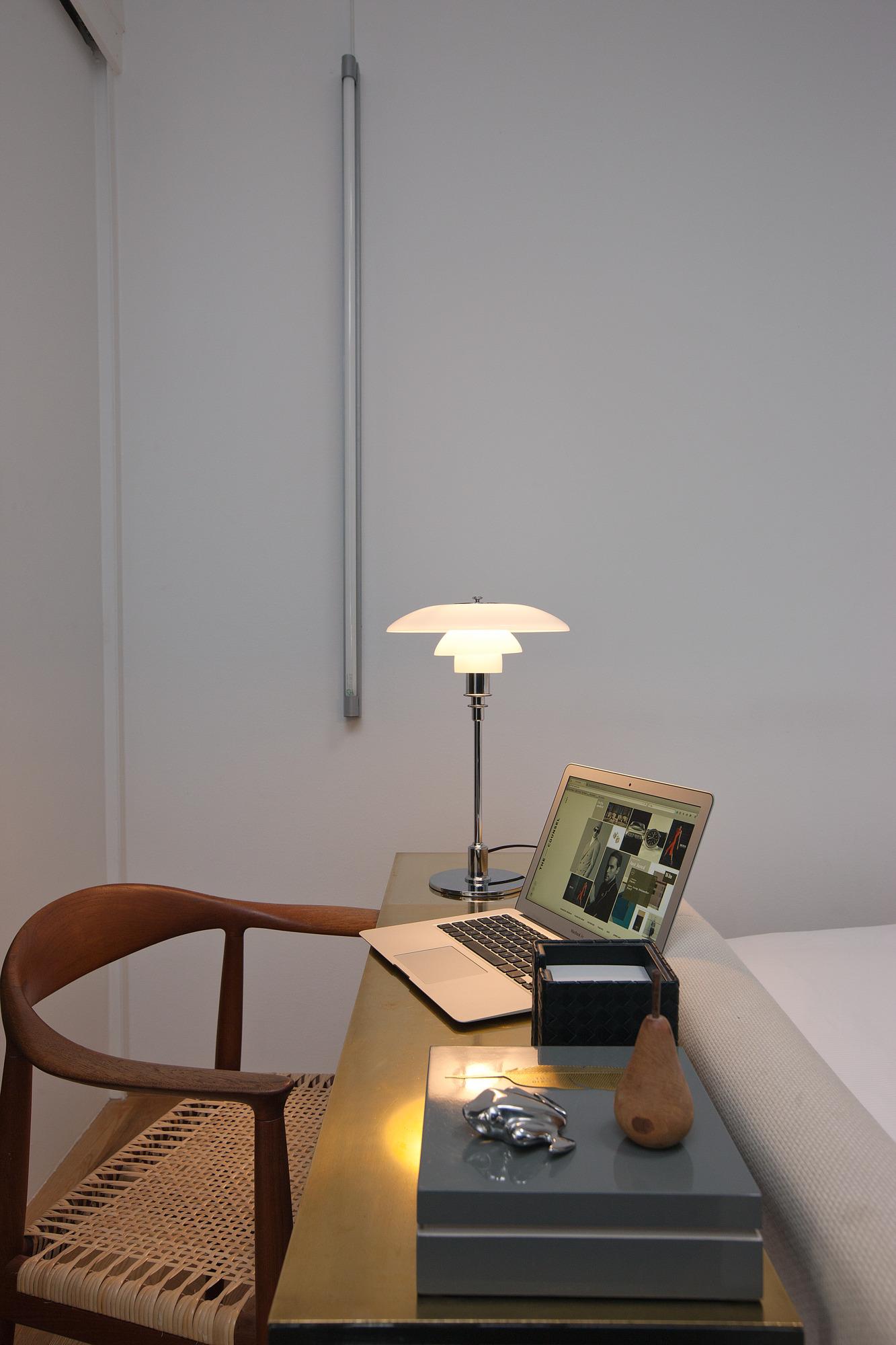 Scandinave moderne Lampe de bureau en verre opalin PH 3/2 de Poul Henningsen pour Louis Poulsen en chrome en vente