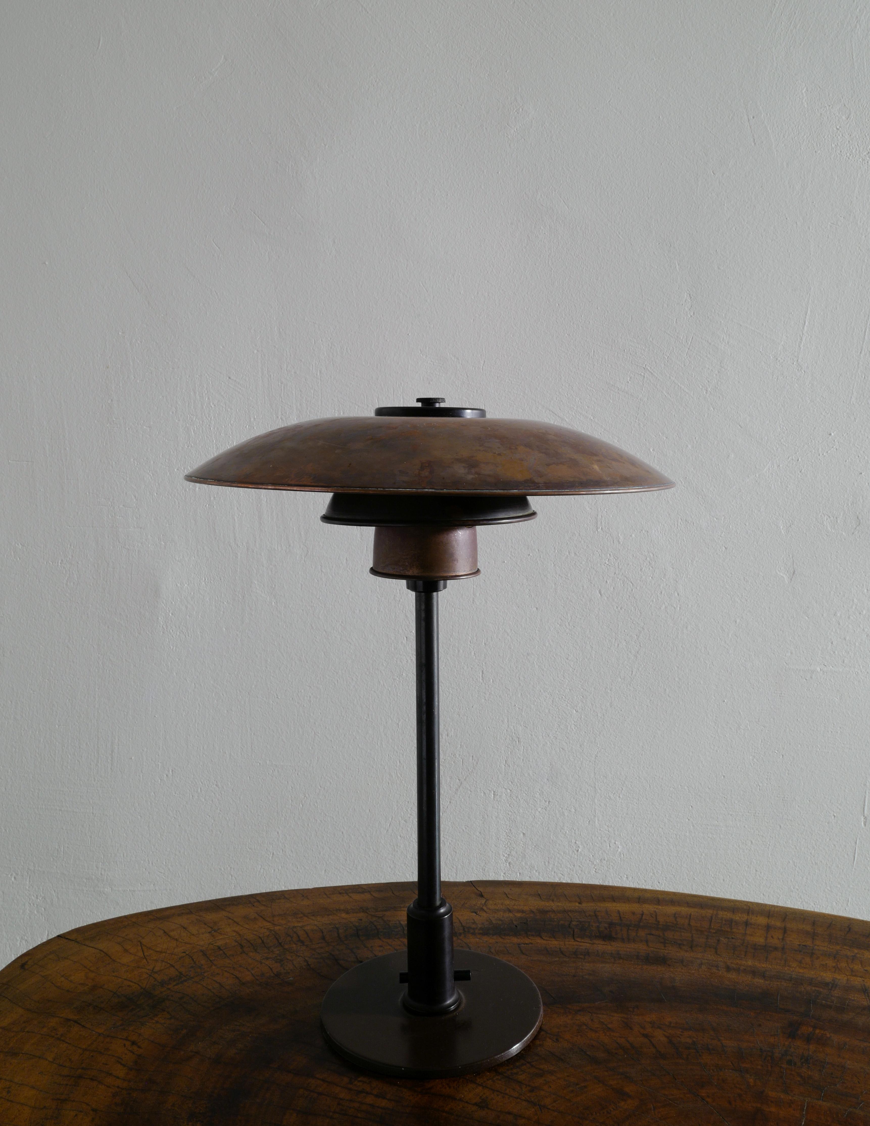 Very rare table desk lamp in brass, copper and bakelite details designed by Poul Henningsen and produced by Louis Poulsen Denmark in the late 1920s / early 1930s. In good vintage and original condition with signs and beautiful patina from age and