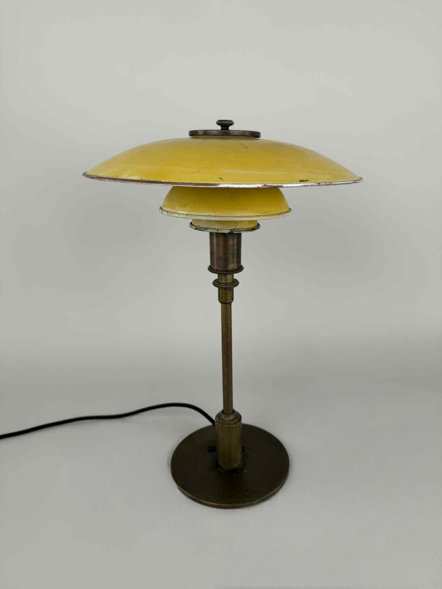 Poul Henningsen PH 3/2 Table Lamp – “Pat. Appl.” 1926

Exceptional and early PH 3/2 table lamp by Poul Henningsen, dating from 1926–1928, marked “Pat. Appl.”
Executed in brass with yellow-painted copper shades, this rare model represents one of the