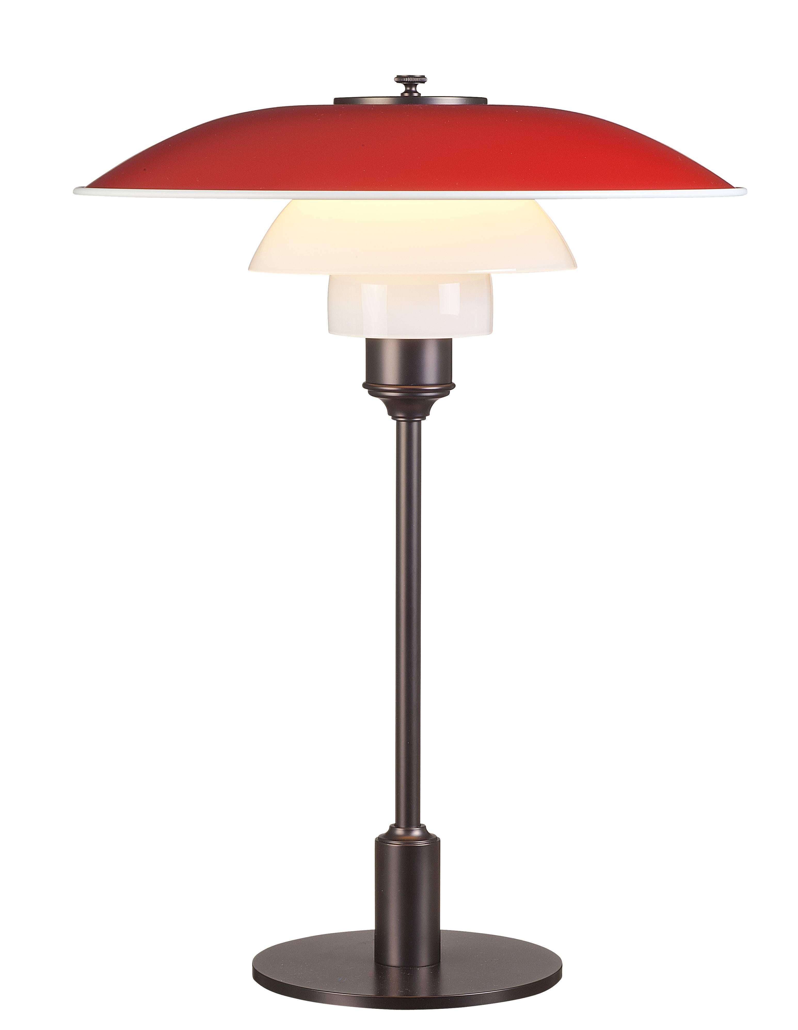 Lampe de table PH 3½-2½ de Poul Whitingen pour Louis Poulsen en blanc.

Le design légendaire de Poul Henning Sen découle de son propre et brillant système à trois abat-jours datant de la fin des années 1920. Le design original de Poul Henningsen à