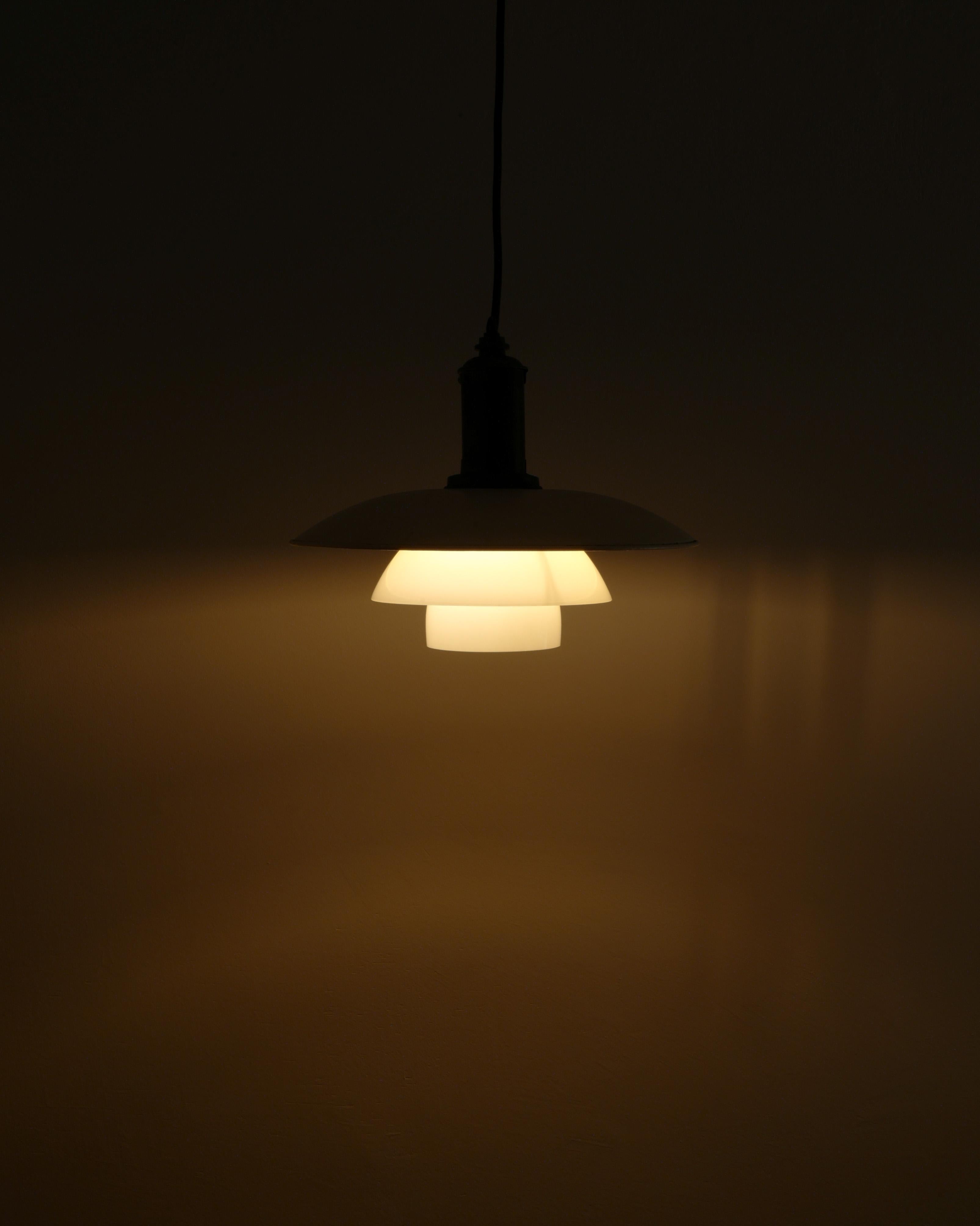 Poul Henningsen „PH-3,5 / 3“ Pendelleuchte aus Metall und Glas von Louis Poulsen, 1930er Jahre 1