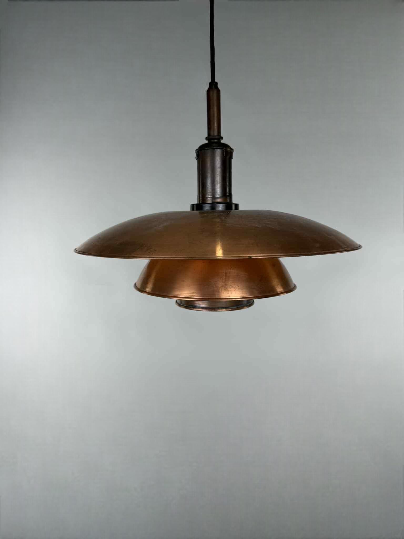 Poul Henningsen (Danimarca, 1894 - 1967) per LOUIS Poulsen.
Lampada a sospensione 4,5/4, anni '30. Con timbro 