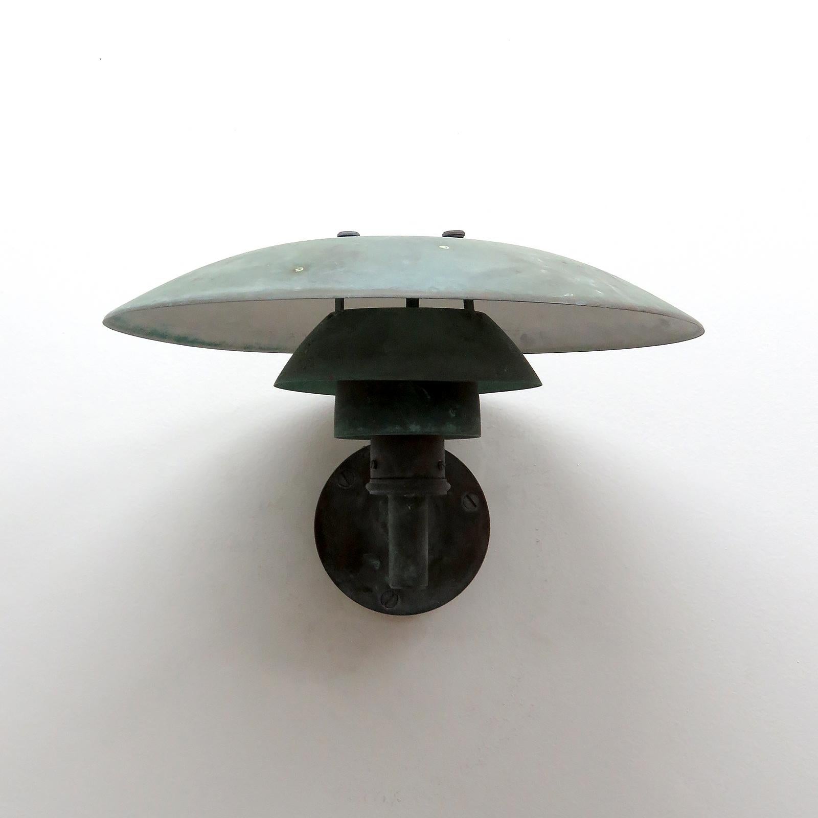 Legendary 1950s PH 4½/3 copper outdoor wall light by Poul Henningsen, fully restored with plenty of the great copper patina still present, wired for US standards, one E27 socket, max. wattage 100w or LED equivalent, incandescent bulb provided as a