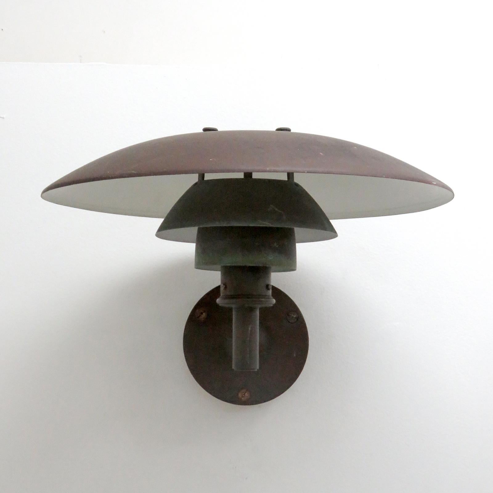 Legendary 1950s PH 4½/3 copper outdoor wall light by Poul Henningsen, fully restored with plenty of the great copper patina still present, wired for US standards, one E27 socket, max. wattage 100w or LED equivalent, incandescent bulb provided as a