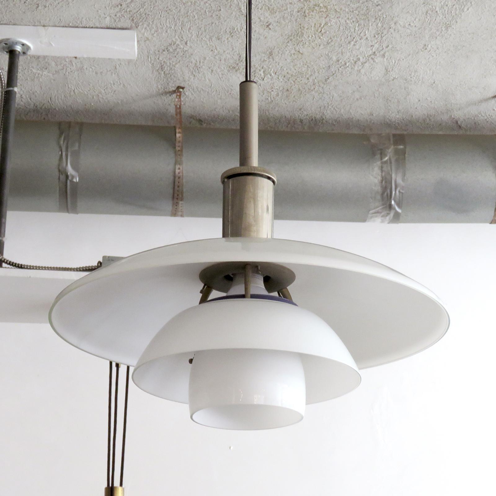 Scandinavo moderno Poul Henningsen, Lampada a sospensione PH 4½/4 in vendita