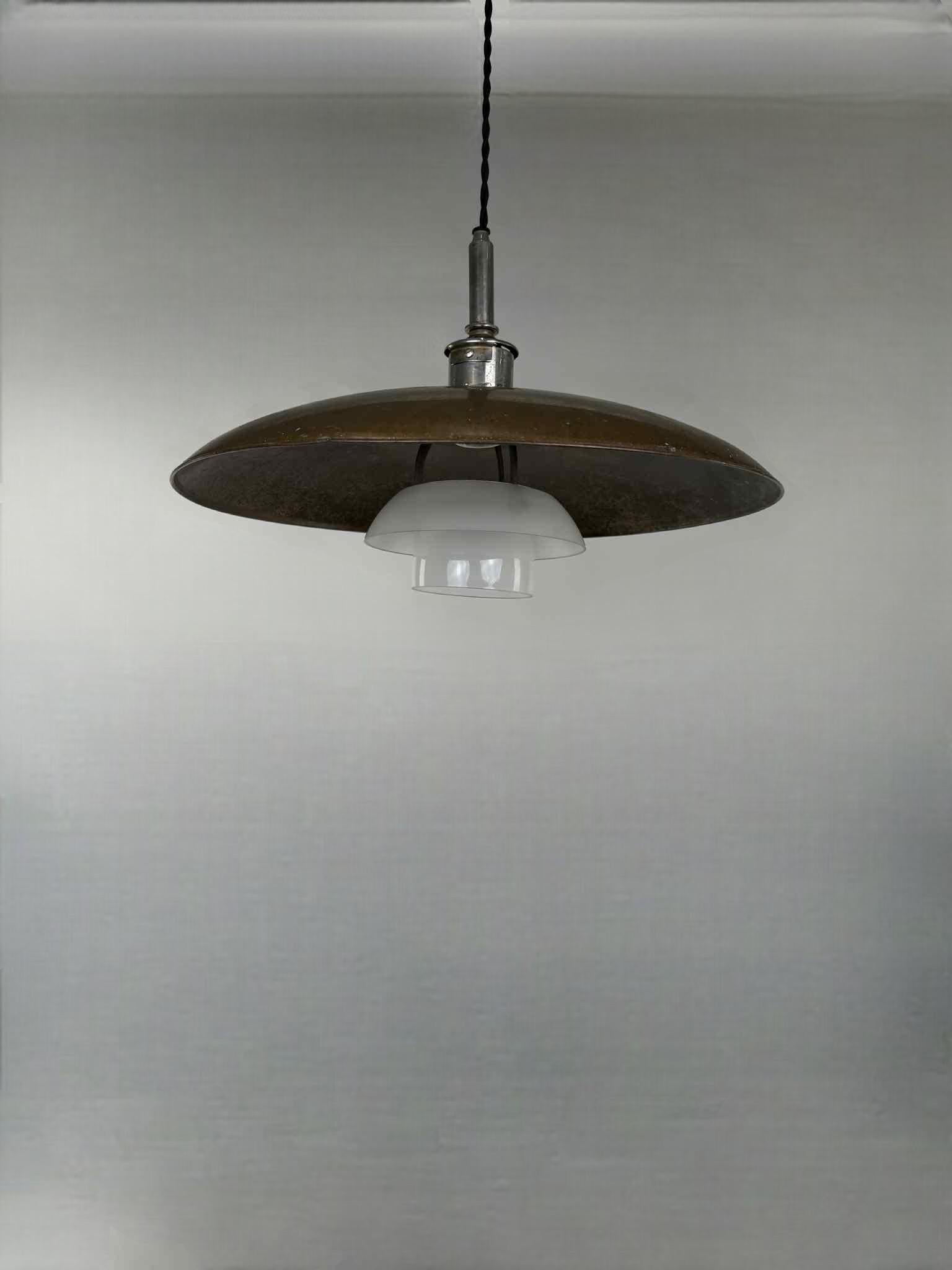 POUL HENNINGSEN (Danimarca, 1894 - 1967).
Lampada a sospensione PH 5/3. 1926.
Misure: 28 cm (altezza); 50 cm (diametro).

Raro e precoce ciondolo PH 5/3 di Poul Henningsen, marcato 