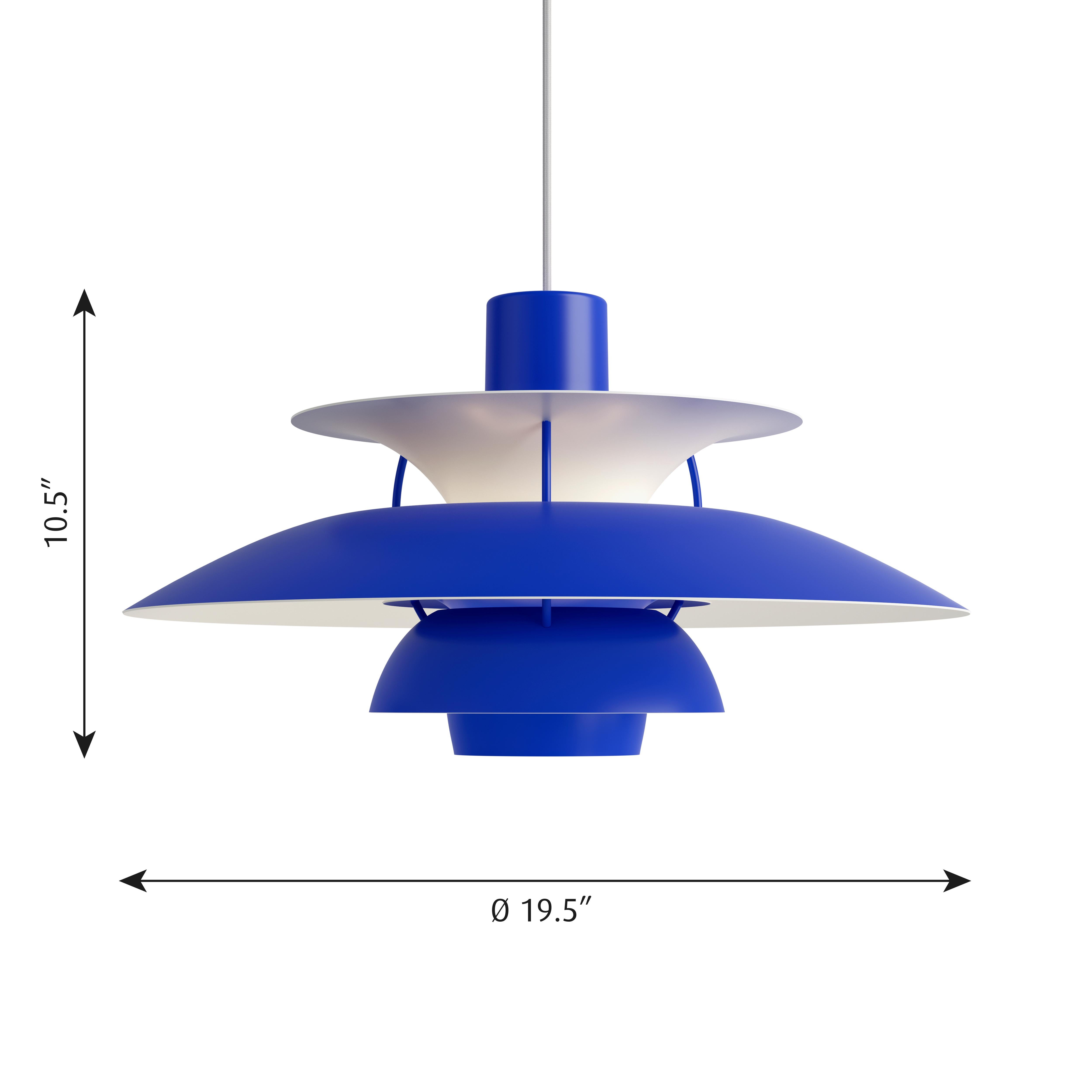 Pendentif Poul Henningsen PH 5 pour Louis Poulsen tout en bleu. Poul Henningsen a présenté son emblématique plafonnier PH 5 en 1958. Six décennies plus tard, le PH 5 reste le modèle le plus vendu du portefeuille de Louis Poulsen. Les abat-jours en