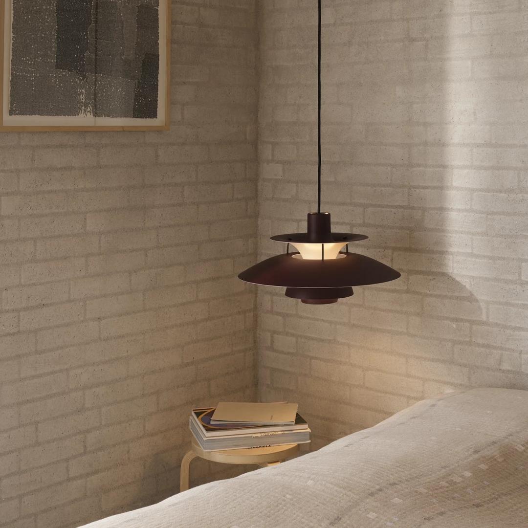 Scandinave moderne Pendentif 'PH 5' de Poul Henningsen pour Louis Poulsen en Bourgogne monochrome en vente