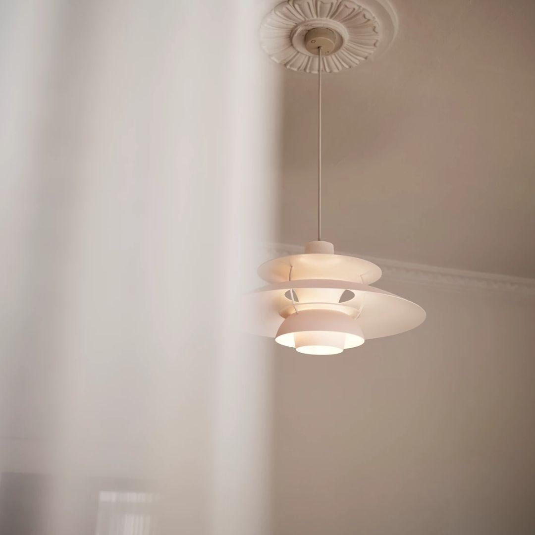 Scandinave moderne Pendentif 'PH 5' de Poul Henningsen pour Louis Poulsen en monochrome Pale Blush en vente