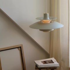 Ciondolo "PH 5" di Poul Henningsen per Louis Poulsen in peltro chiaro monocromatico