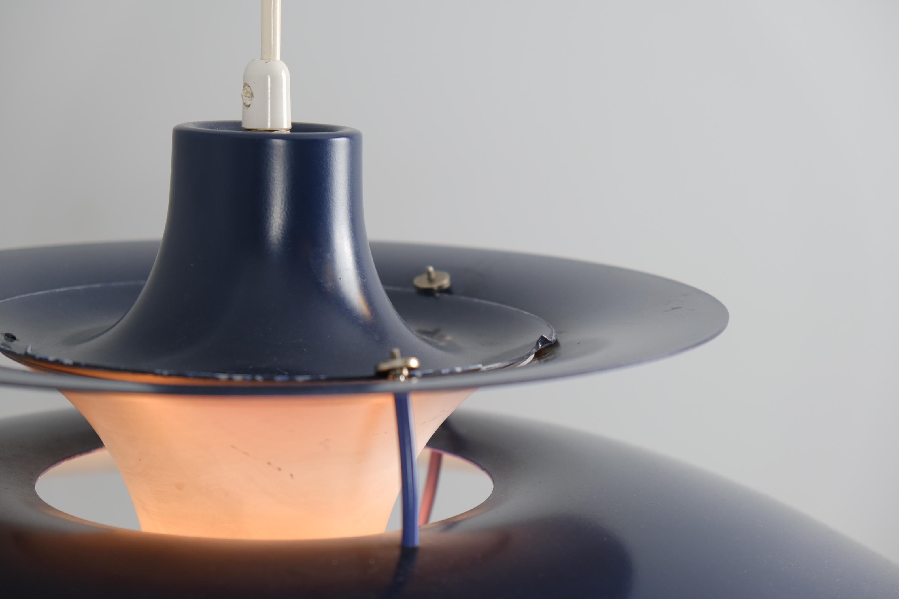 Metallo Poul Henningsen PH 5 Ciondolo in blu scuro e rosso, rara edizione Orno, anni '60 in vendita