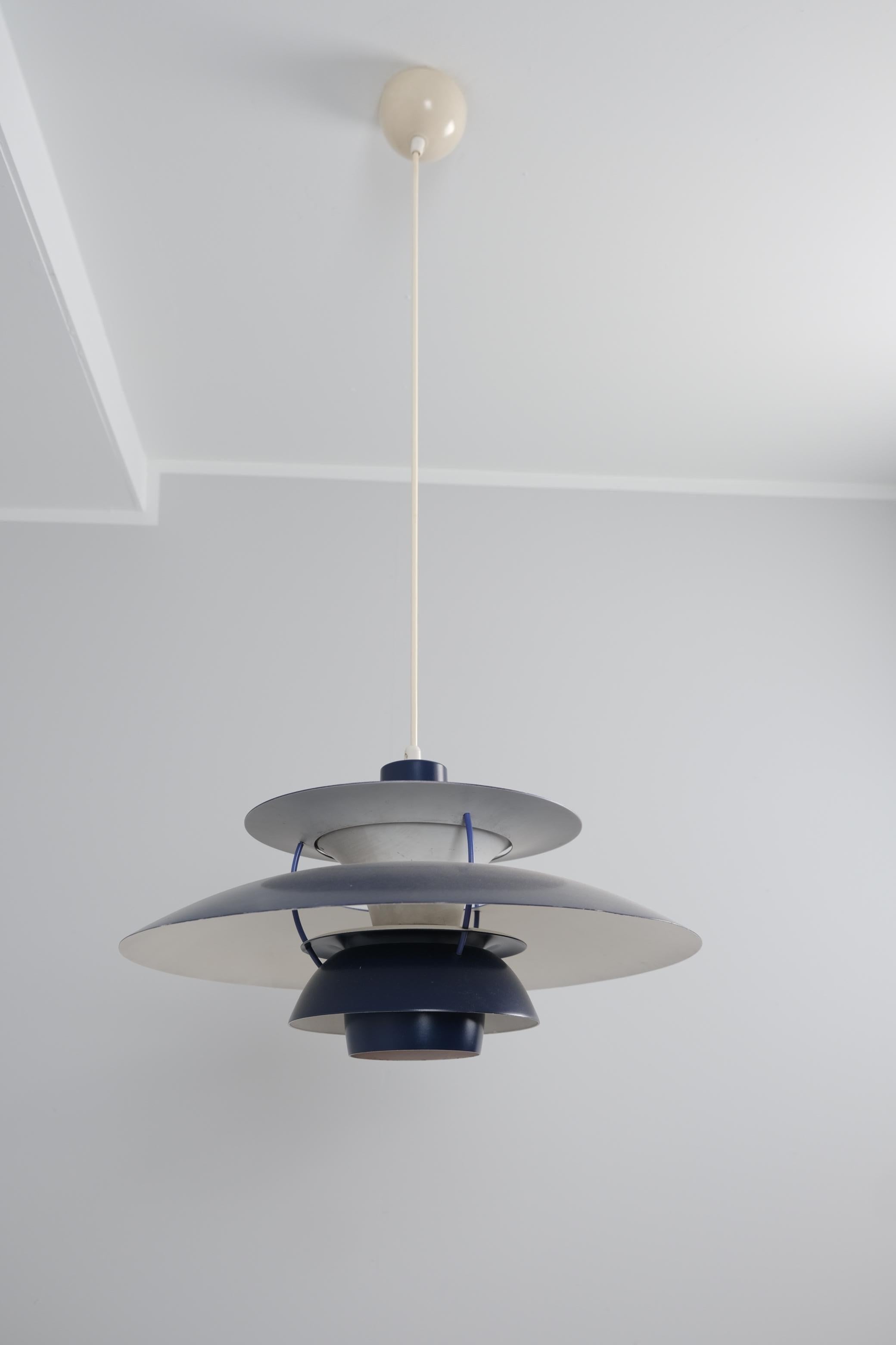 Una rara versione Orno della classica lampada PH5 di Poul Henningsen. Questo ciondolo blu scuro e rosso era uno dei pezzi prodotti su licenza da Orno Stockmann in Finlandia con il numero di modello 61-327 (Orno catalouge 1964), il che lo rende un