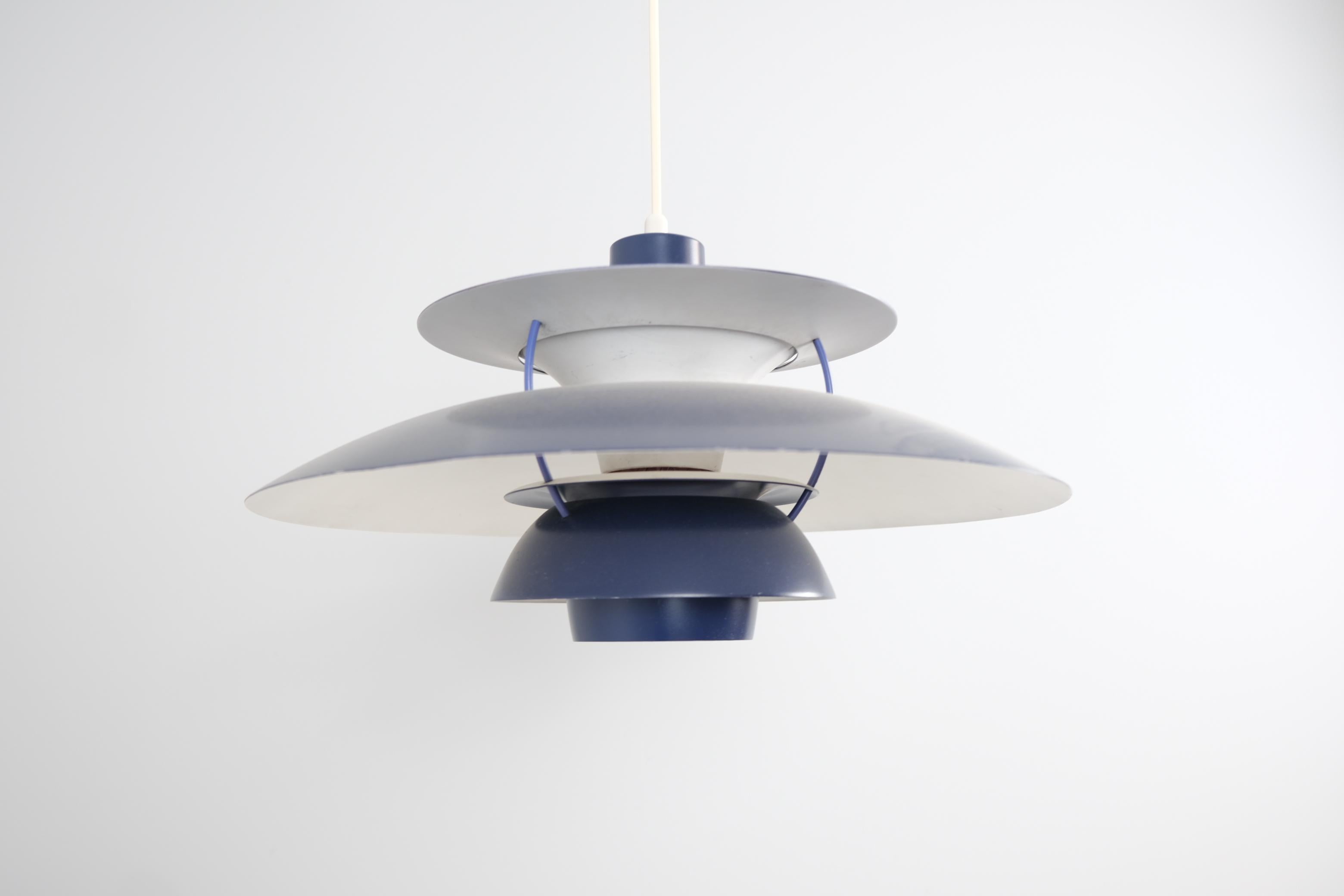 Scandinavo moderno Poul Henningsen PH 5 Ciondolo in blu scuro e rosso, rara edizione Orno, anni '60 in vendita