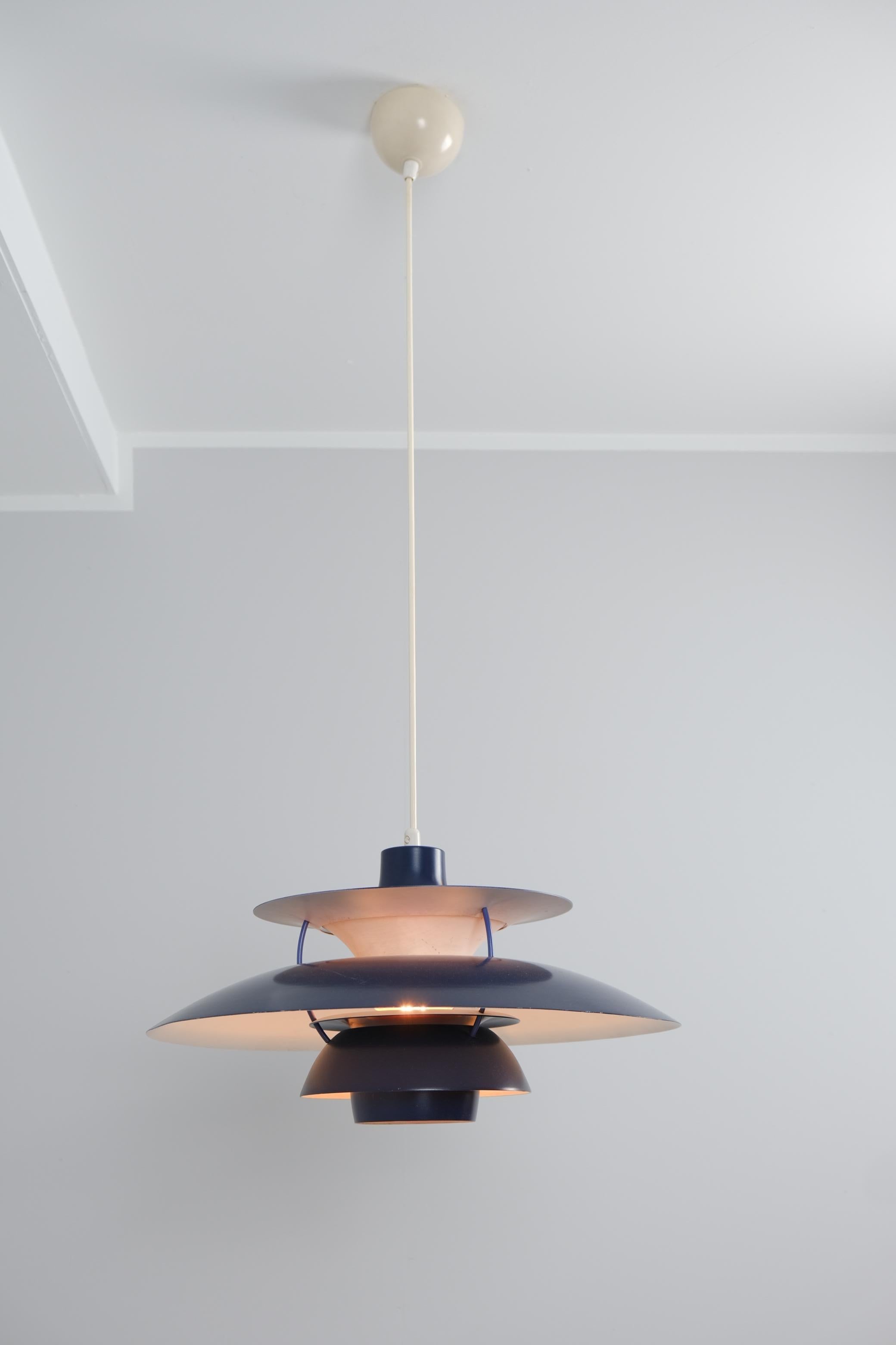 Finlandese Poul Henningsen PH 5 Ciondolo in blu scuro e rosso, rara edizione Orno, anni '60 in vendita