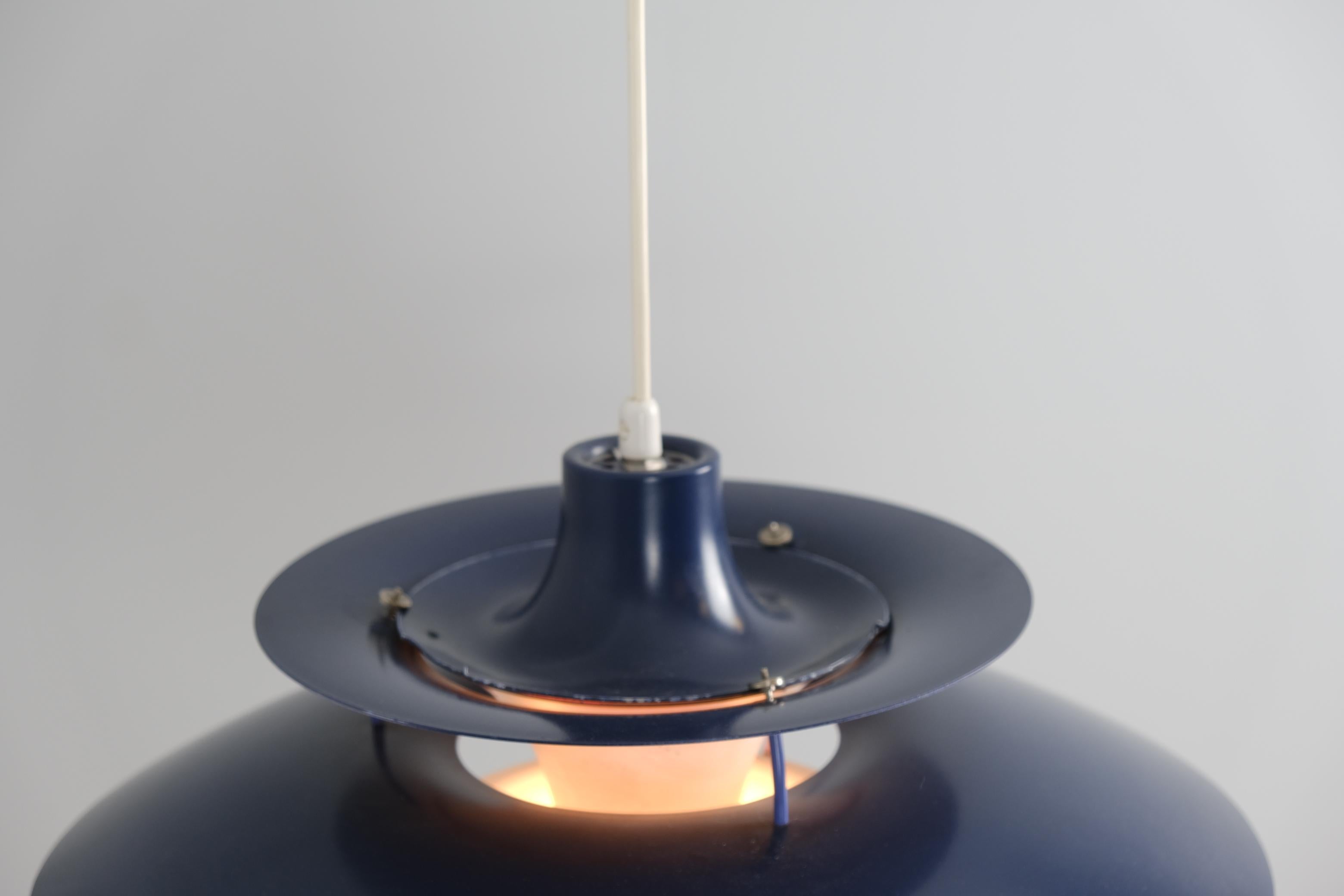 Poul Henningsen PH 5 Ciondolo in blu scuro e rosso, rara edizione Orno, anni '60 In condizioni buone in vendita a Helsinki, FI