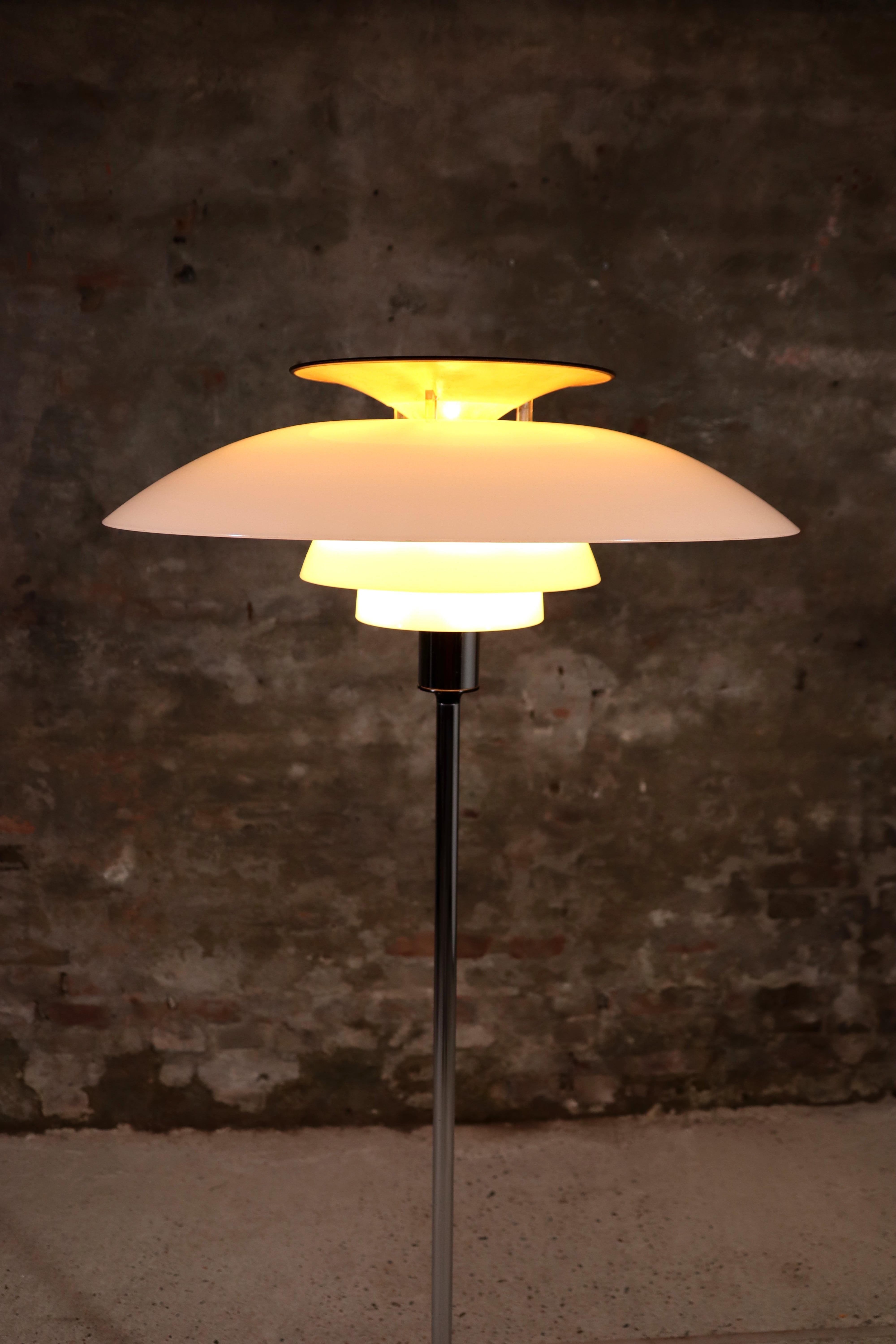 Poul Henningsen – PH 80 – Floor lamp – Louis Poulsen – 1974 In Good Condition For Sale In NIEUWKUIJK, NB