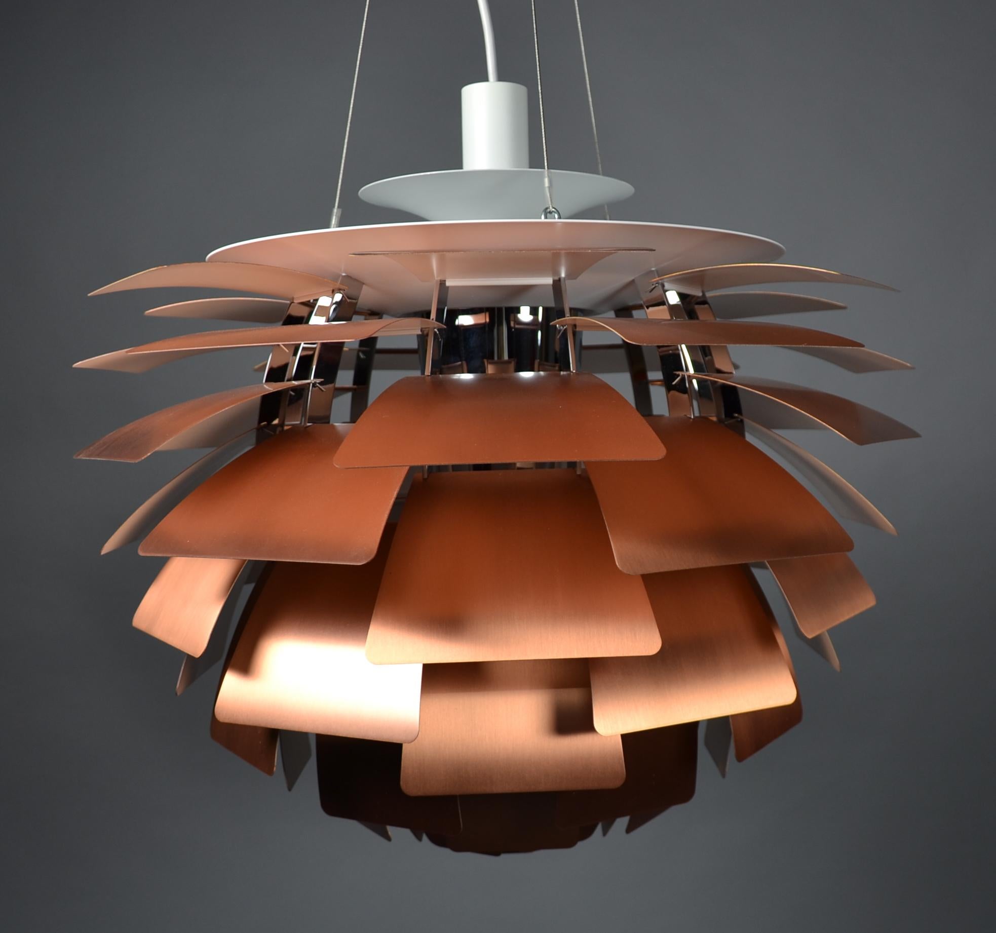 Design: Poul Henningsen
Design: from 1958
Manufacturer: Louis Poulsen
Condition: used
Model: PH Arichoke
Leaves inside white painted metal, outside copper.
E40 socket for max 500 watt bulb.
A baldachin and a 300 watt bulb are included.
The