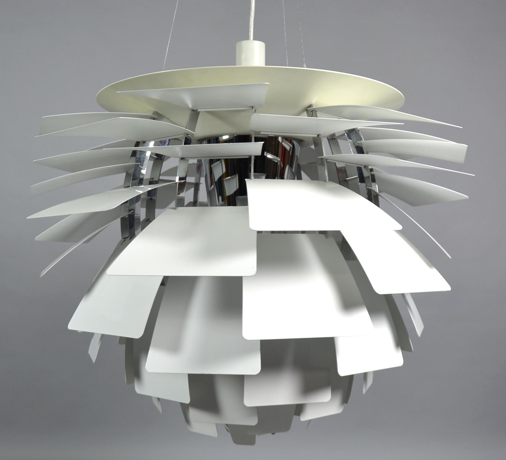 Design: Poul Henningsen
Design: from 1958
Manufacturer: Louis Poulsen
Condition: used
Model: PH Arichoke
Leaves inside and outside white painted metal.
The lamp hangs on three steel cables.
E40 socket for max 500 watt bulb.
A baldachin and a
