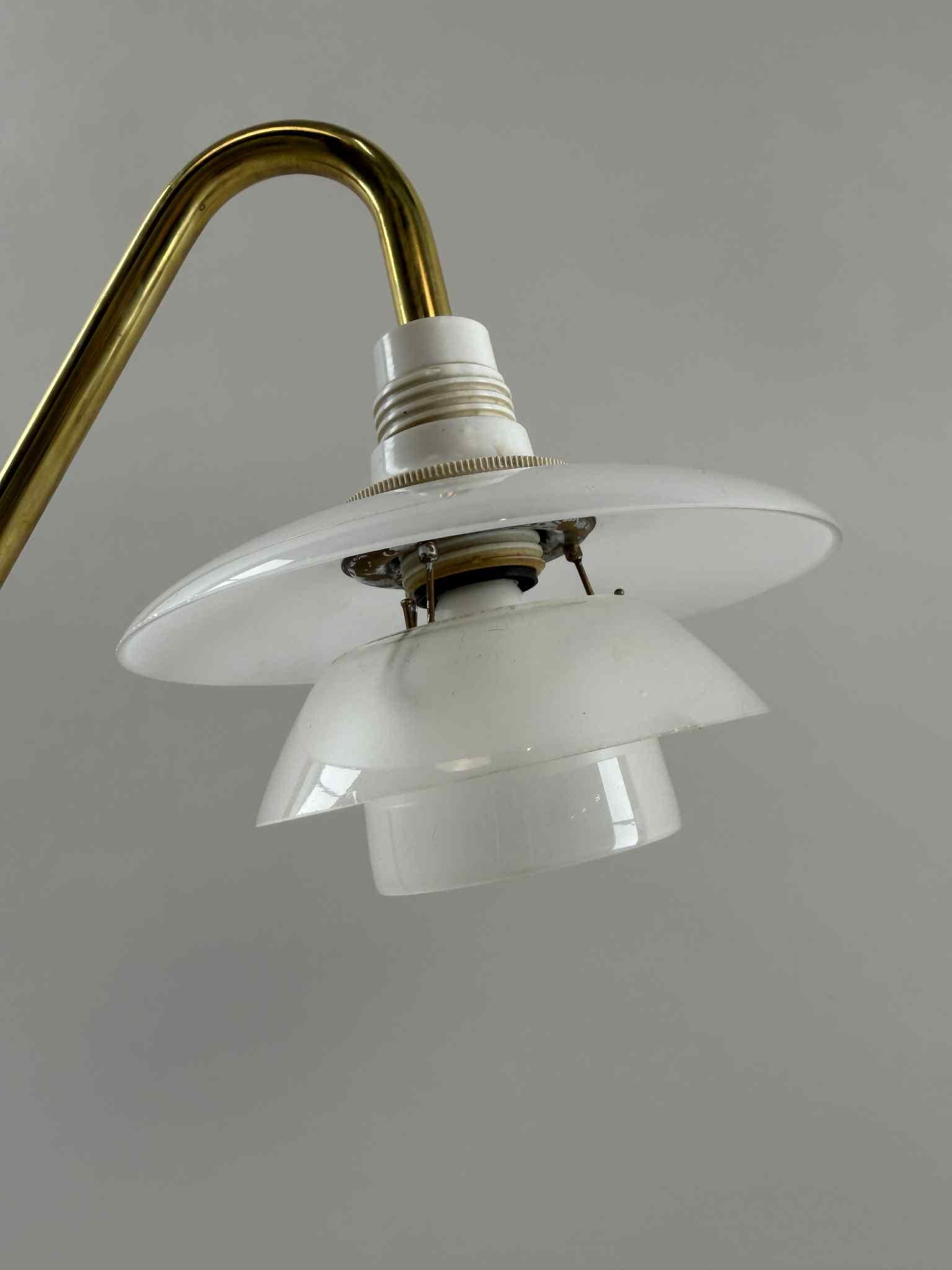 Lámpara de piano Poul Henningsen PH-1/1 - Louis Poulsen
Rara lámpara de piano Poul Henningsen PH-1/1 con brazo de latón y base de metal lacado, fabricada por Louis Poulsen.
Este refinado diseño encarna la maestría de Henningsen en la difusión de la