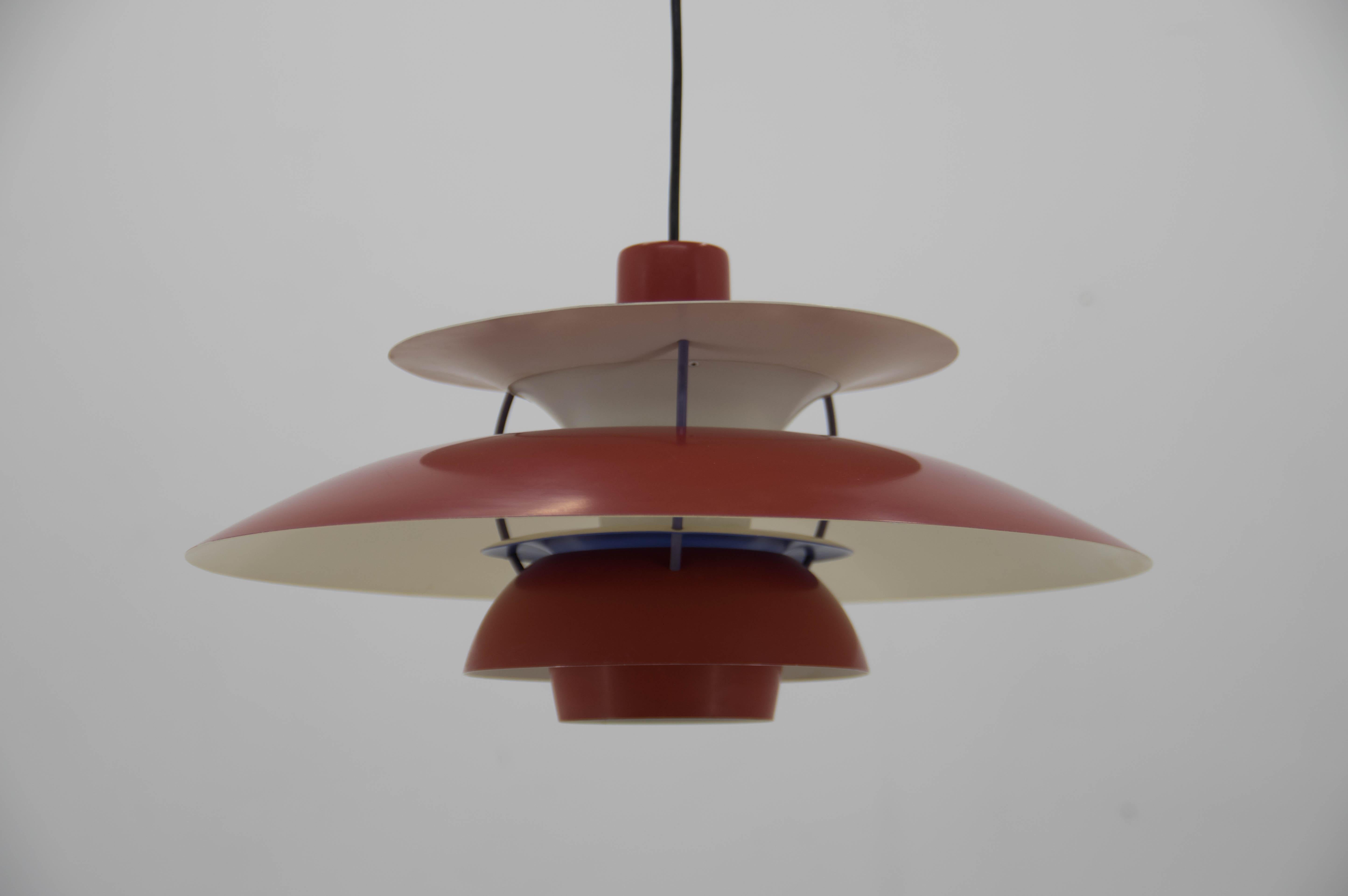 Eine der berühmtesten Leuchten von Poul Henningsen, entworfen für Louis Poulsen, Dänemark. Sehr guter Originalzustand. Eine hellere Stelle auf der Oberseite siehe Foto.
1x100W, E25-E27 Glühbirne
US-Verkabelung kompatibel