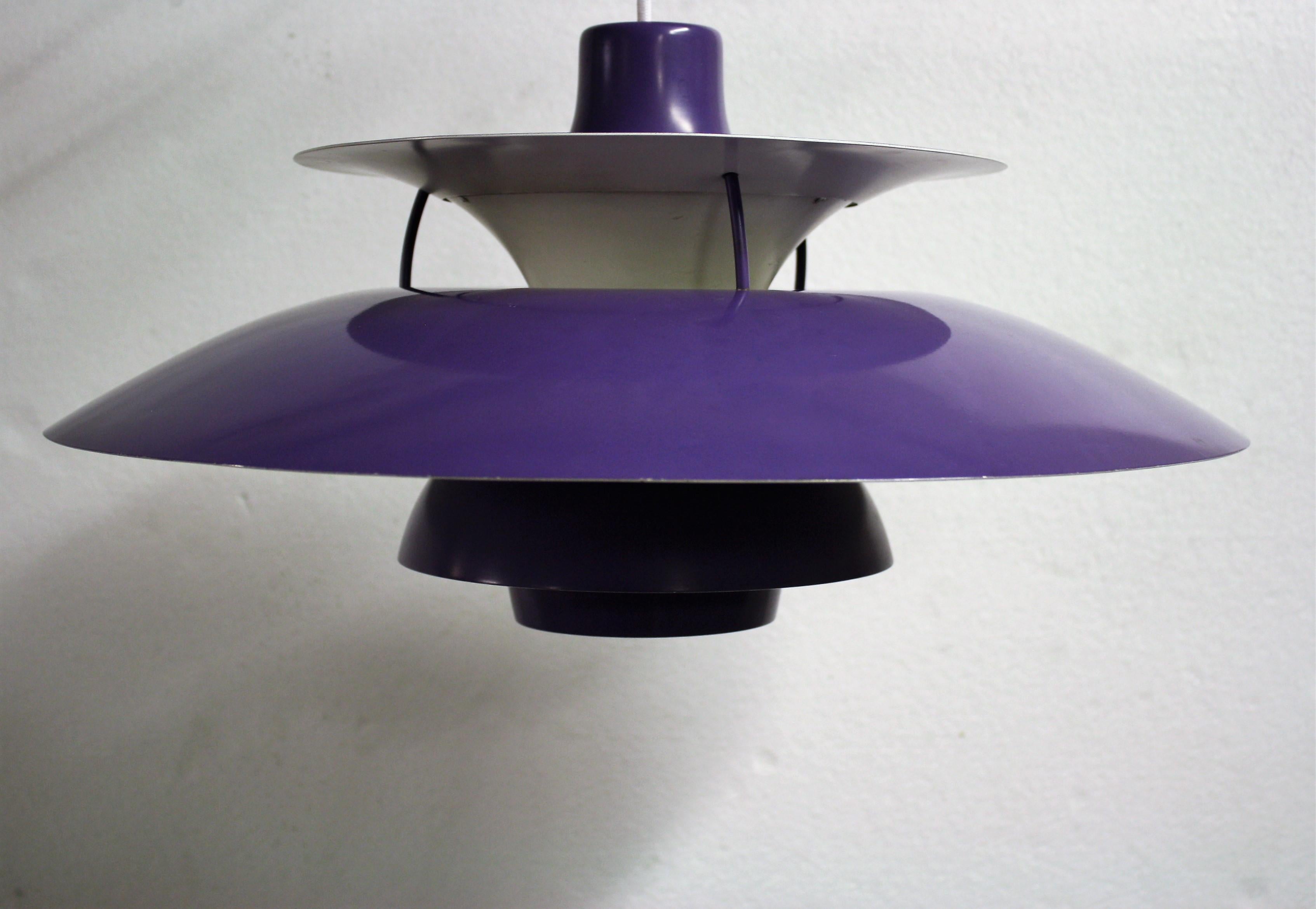 Design Classic Poul Henningsen PH5/3 pendant light designed by Louis Poulsen.

This purple lacquered 1970s example is in good condition with no dents.

Rewired and tested. Comes with the original porcelain E27/E26 light bulb holder.

1970s -