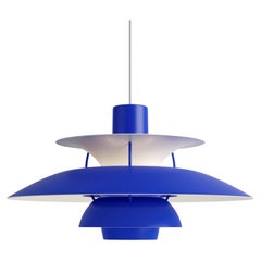 Pendentif PH5 Poul Henningsen en bleu monochrome pour Louis Poulsen