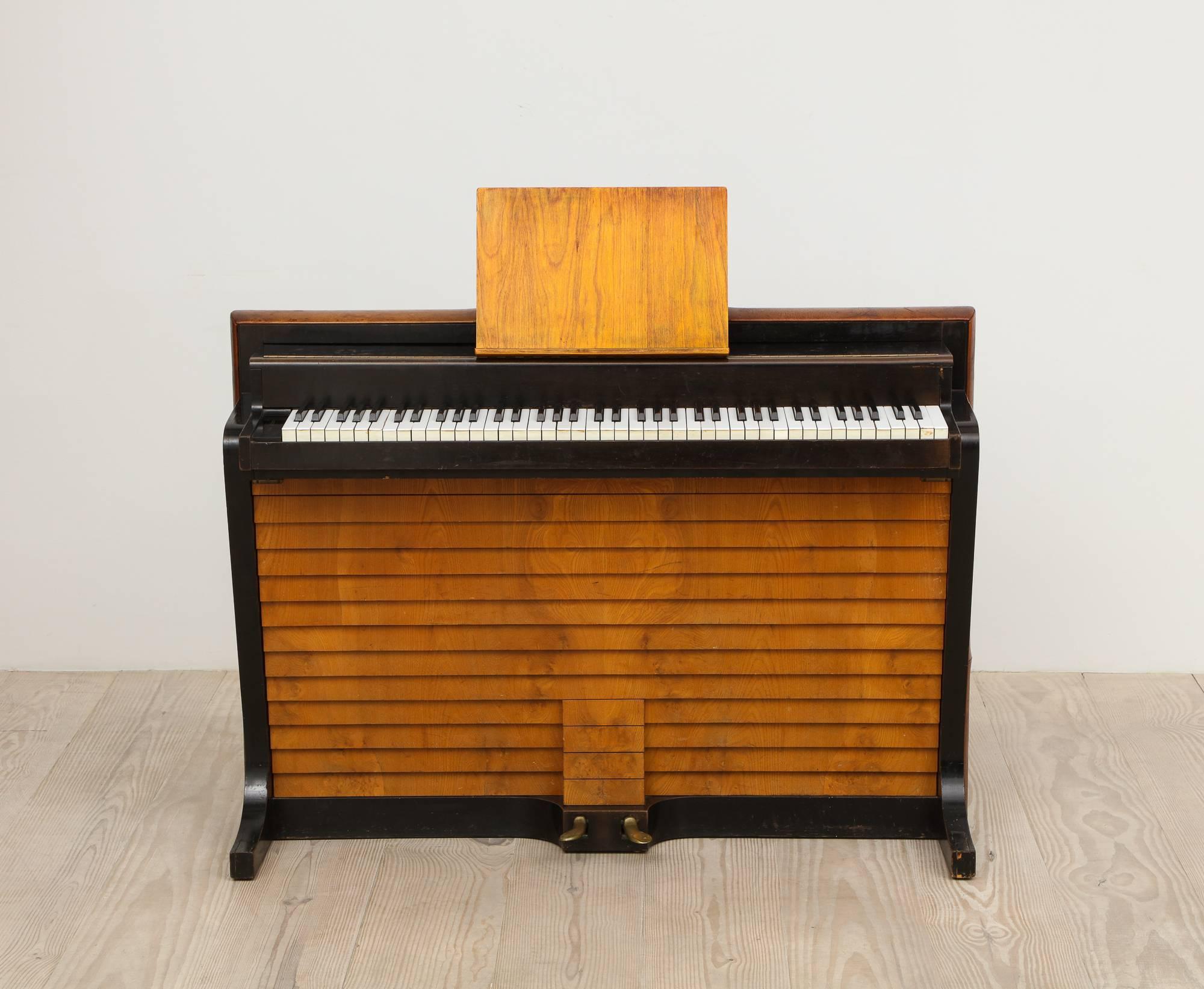 Poul Henningsen (danois, Design/One 1894-1967), piano droit - pianette, fabriqué par Andreas Christensen, conçu en 1935, origine : Copenhague, Danemark, bois teinté et ébonisé avec cuir nigérian rouge patiné d'origine, estampillé, à gauche du