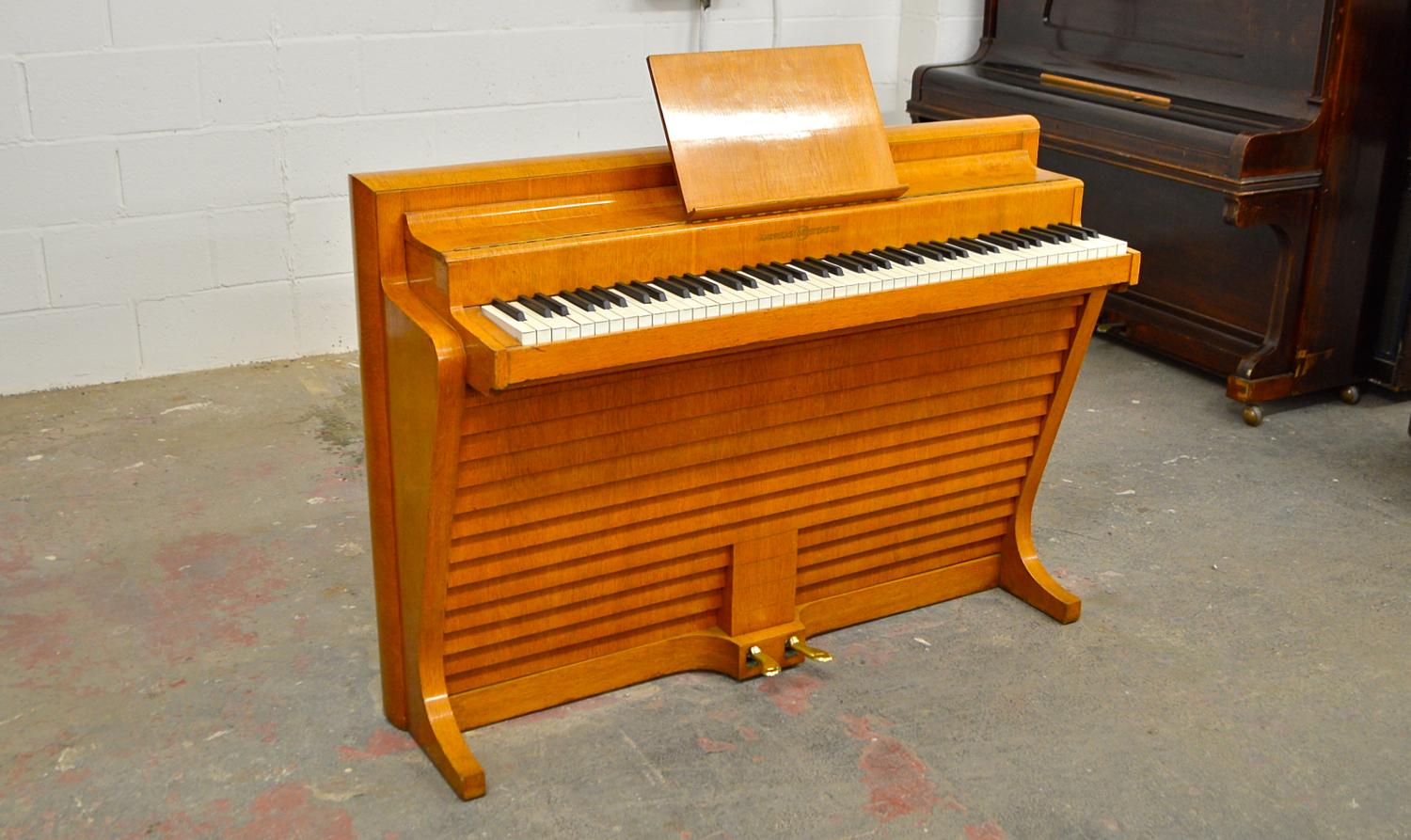 The thing that immediately strikes you with this piano designed by Poul Henningsen is it's striking cabinet lines, how the curves combine with the straight lines to create an item of true beauty. The bottom board has been made in the same way as a