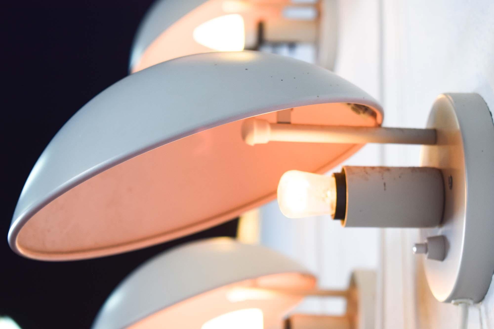 La lampada da parete PH Hat, progettata dal leggendario designer danese Poul Henningsen per Louis Poulsen, è un pezzo iconico che esemplifica un design e una funzionalità senza tempo. Creata nel 1958, questa lampada testimonia l'approccio innovativo