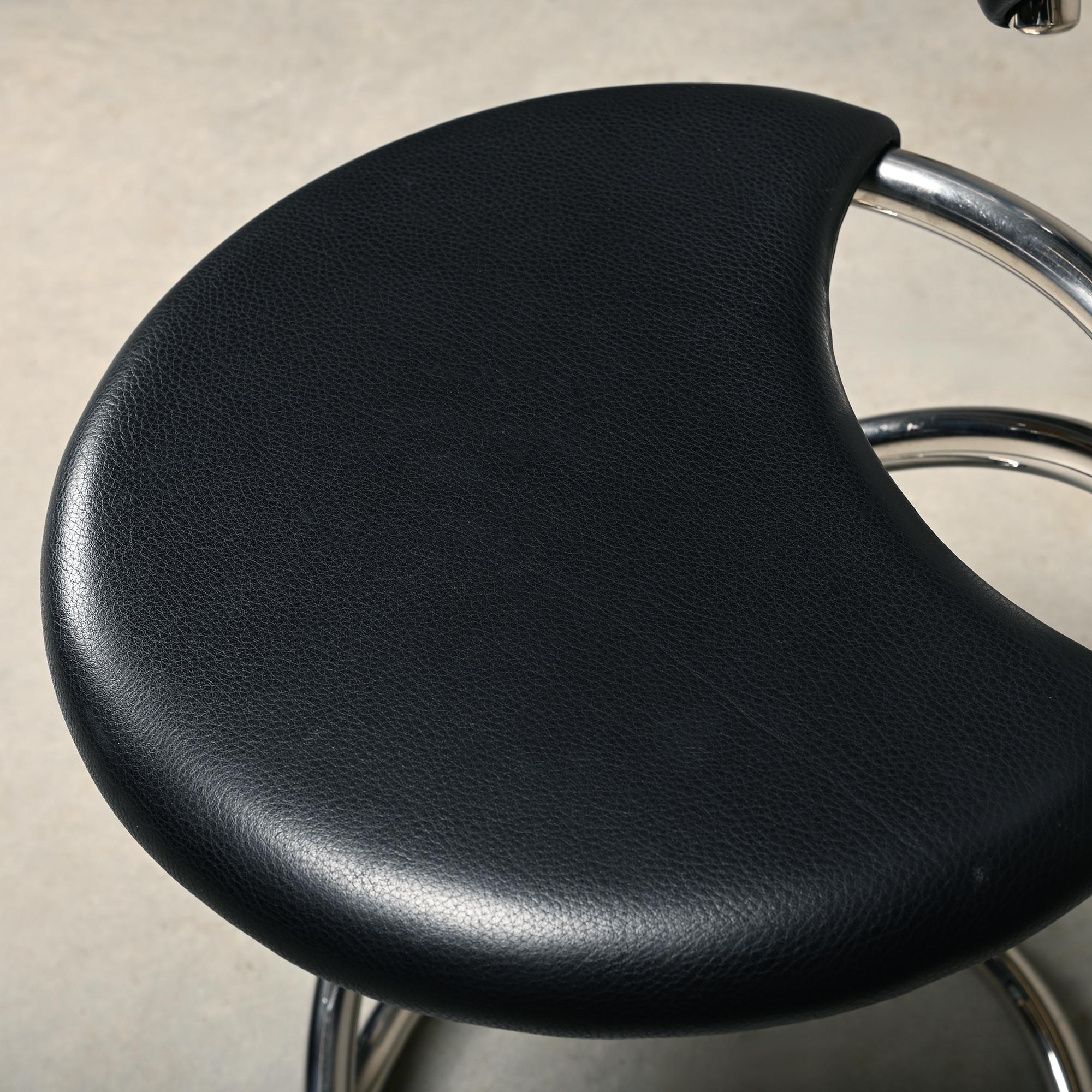 Chaises serpent de Poul Henningsen, Model No No 501 en chrome et cuir noir intégral en vente 6