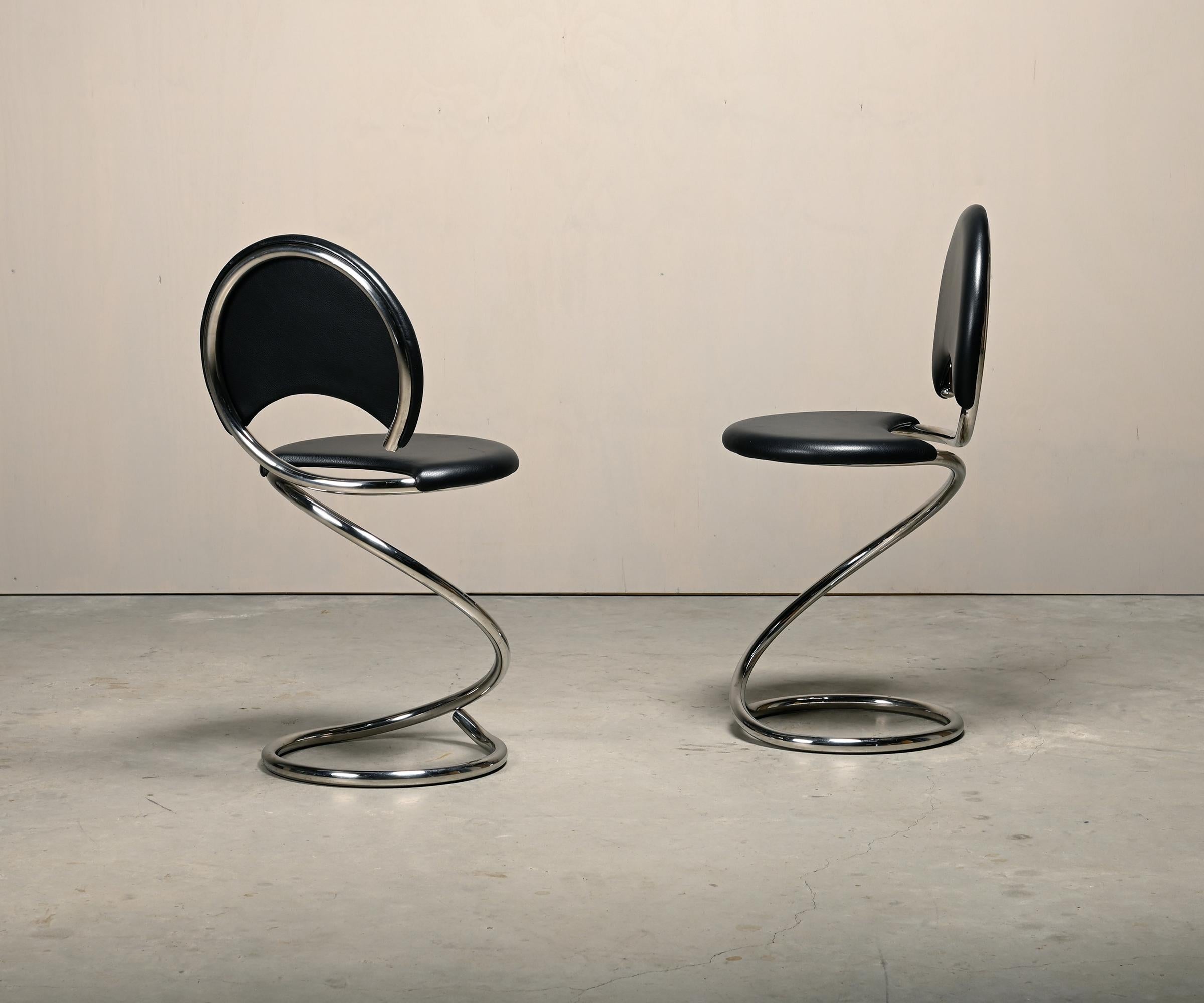 Mid-Century Modern Chaises serpent de Poul Henningsen, Model No No 501 en chrome et cuir noir intégral en vente