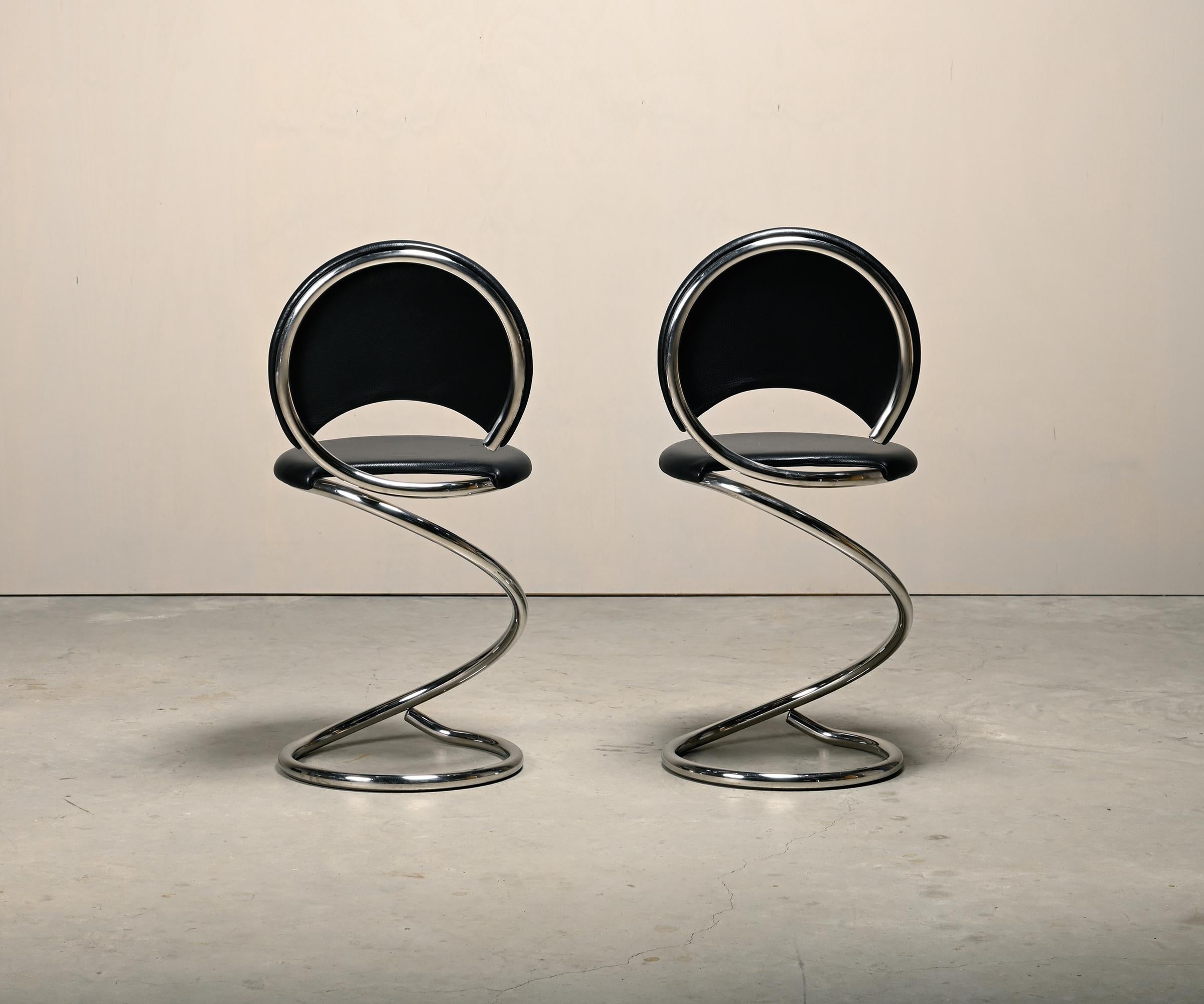 Danois Chaises serpent de Poul Henningsen, Model No No 501 en chrome et cuir noir intégral en vente