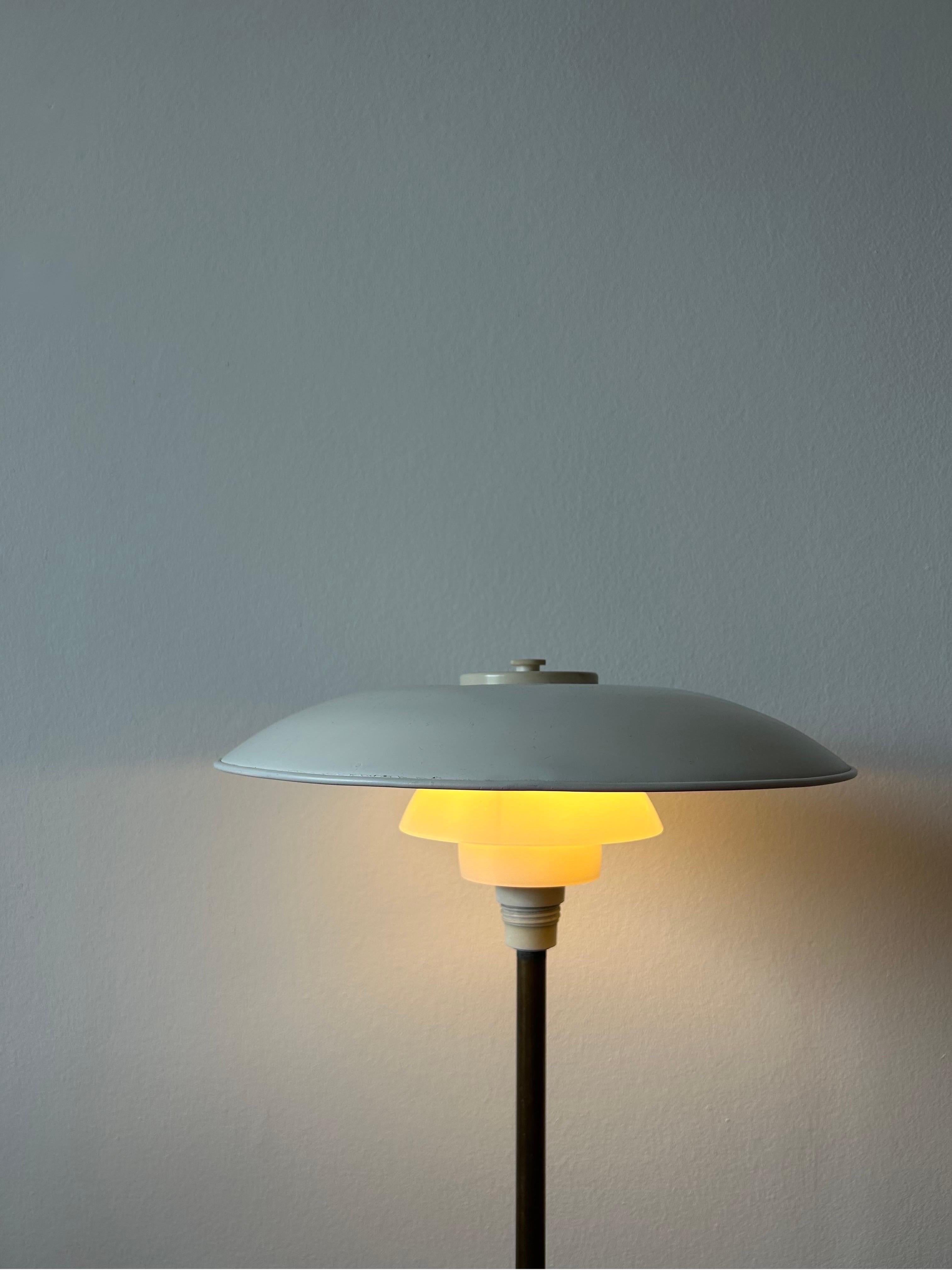 Scandinave moderne Lampe de table Poul Henningsen modèle 3/2, 5 fabriquée par Louis Poulsen années 1940  en vente