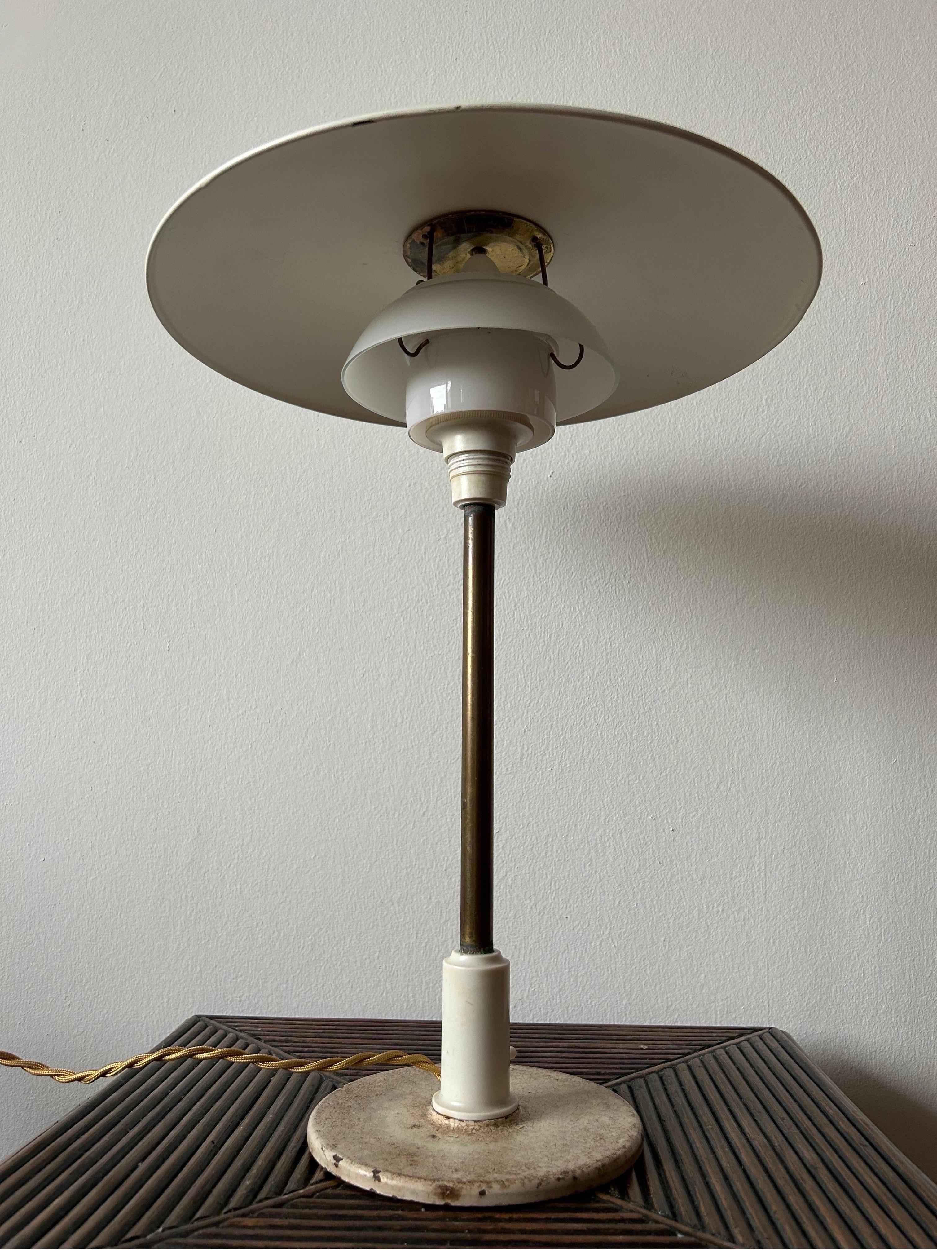 Poul Henningsen Table Lamp model 3/2, 5 manufactured by Louis Poulsen 1940’s  In Good Condition For Sale In Valby, 84